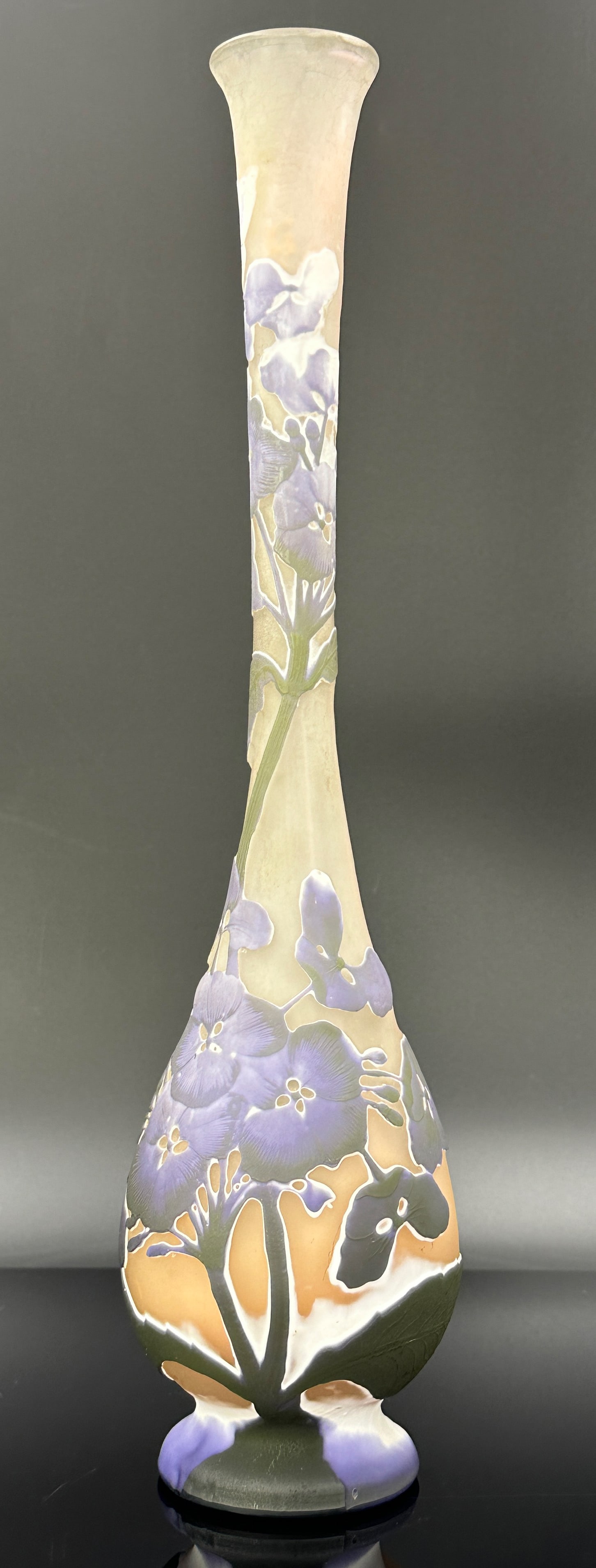Große Langhalsvase. Emile GALLÉ (1846 - 1904). Um 1905.  |  Large long-necked vase. Emile (1 of 11)