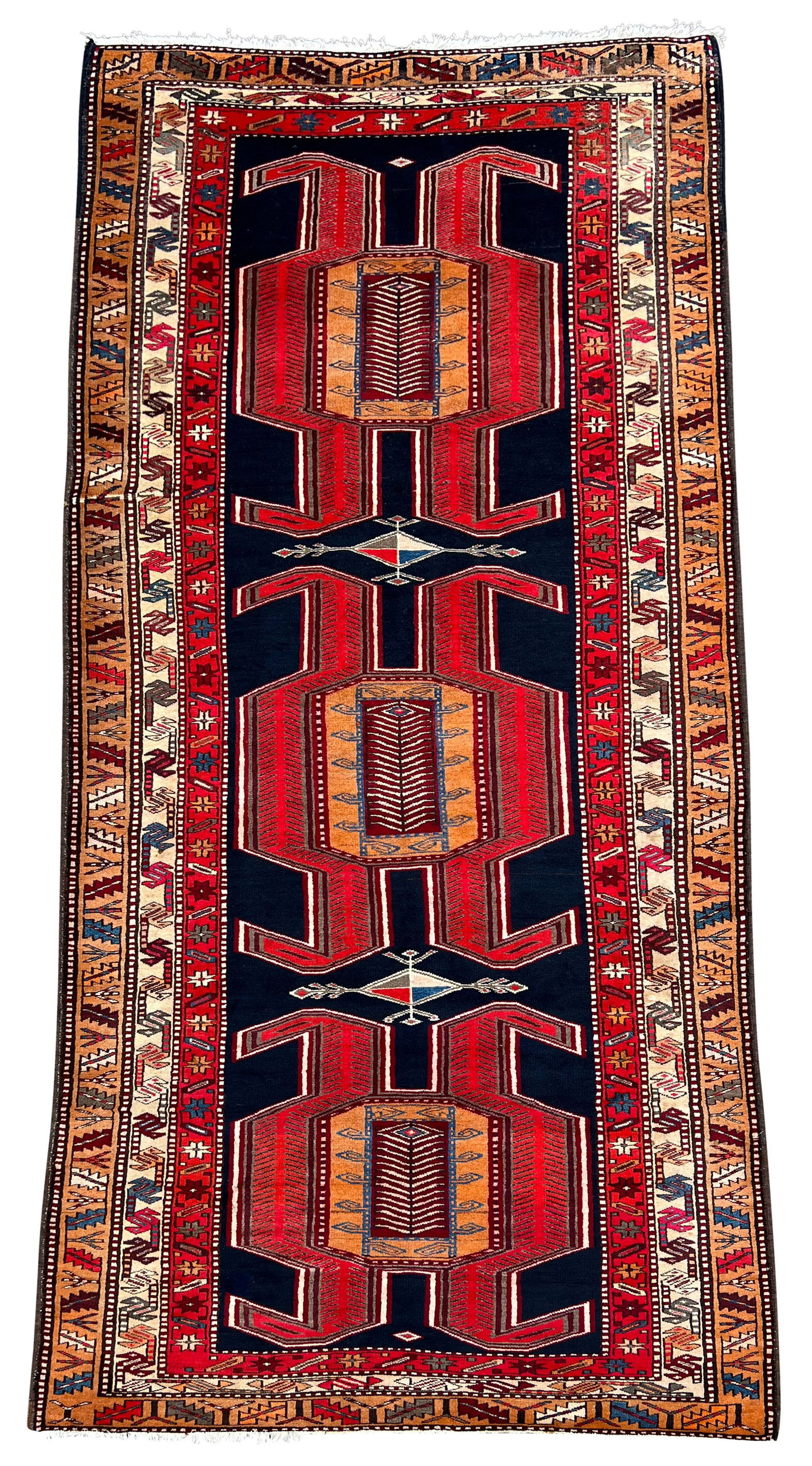 Meschkin. Lenkoran. Galerie. Mitte 20. Jahrhundert. | Meshkin. Lenkoran. Gallery. Mid 20th: Circa 332 cm x 138 cm. Handgeknüpft. Orientteppich. Iran. Perserteppich. Wolle auf Baumwolle. Guter Zustand in Anbetracht des Alters. Siehe Fotos. Kategorie: Teppiche und Textilien Approx. 332 cm x 1