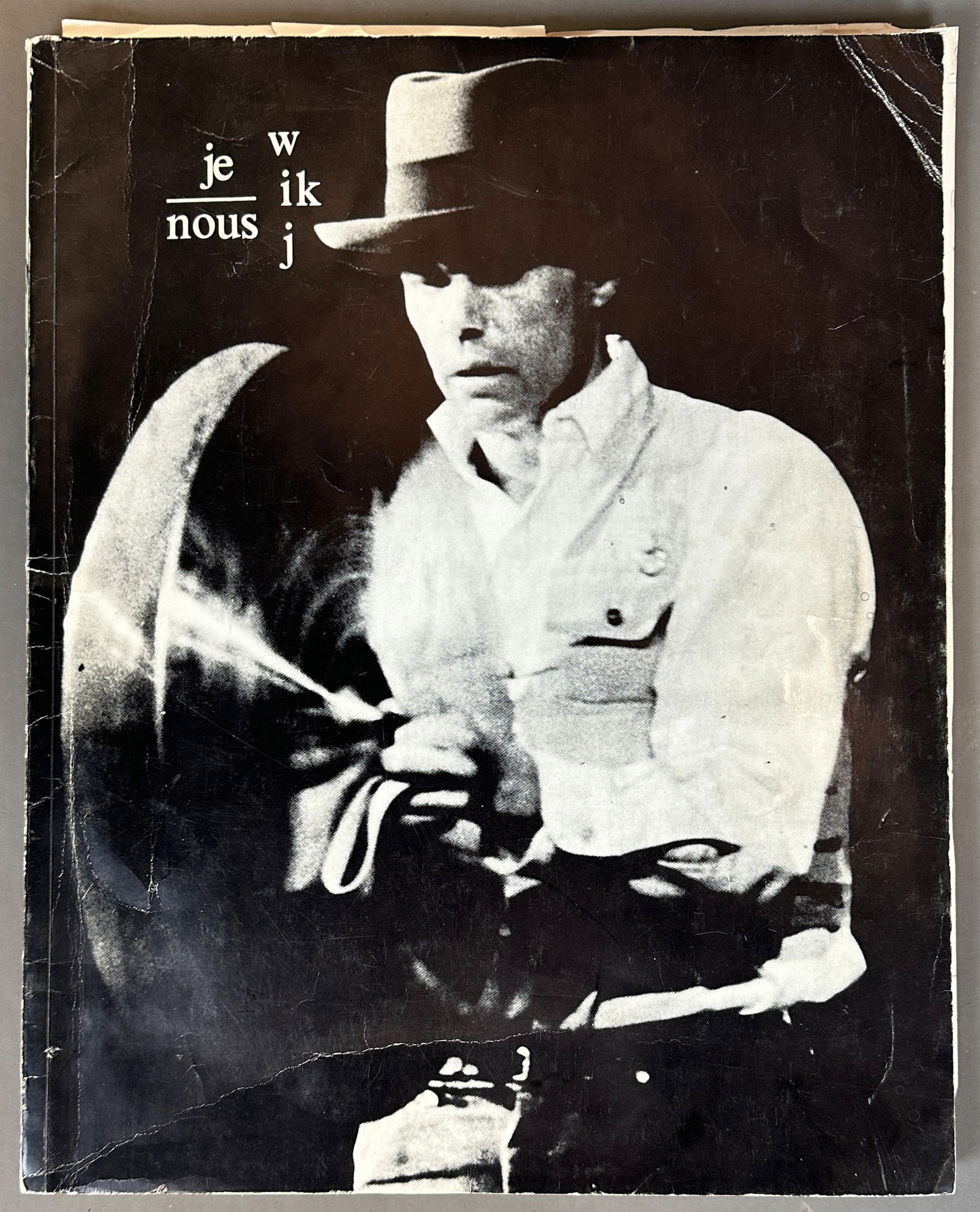 Art magazine POUR. "Je/Nous". 1975.: Approx. 34.5 cm x 28 cm. Paperback. Some artists such as Joseph Beuys, BEN Vautier, Boltanski, Robert Filliou, Hanne Darboven, Christo, Daniel Buren, Kasper König, Anatol or Sol Lewitt made their