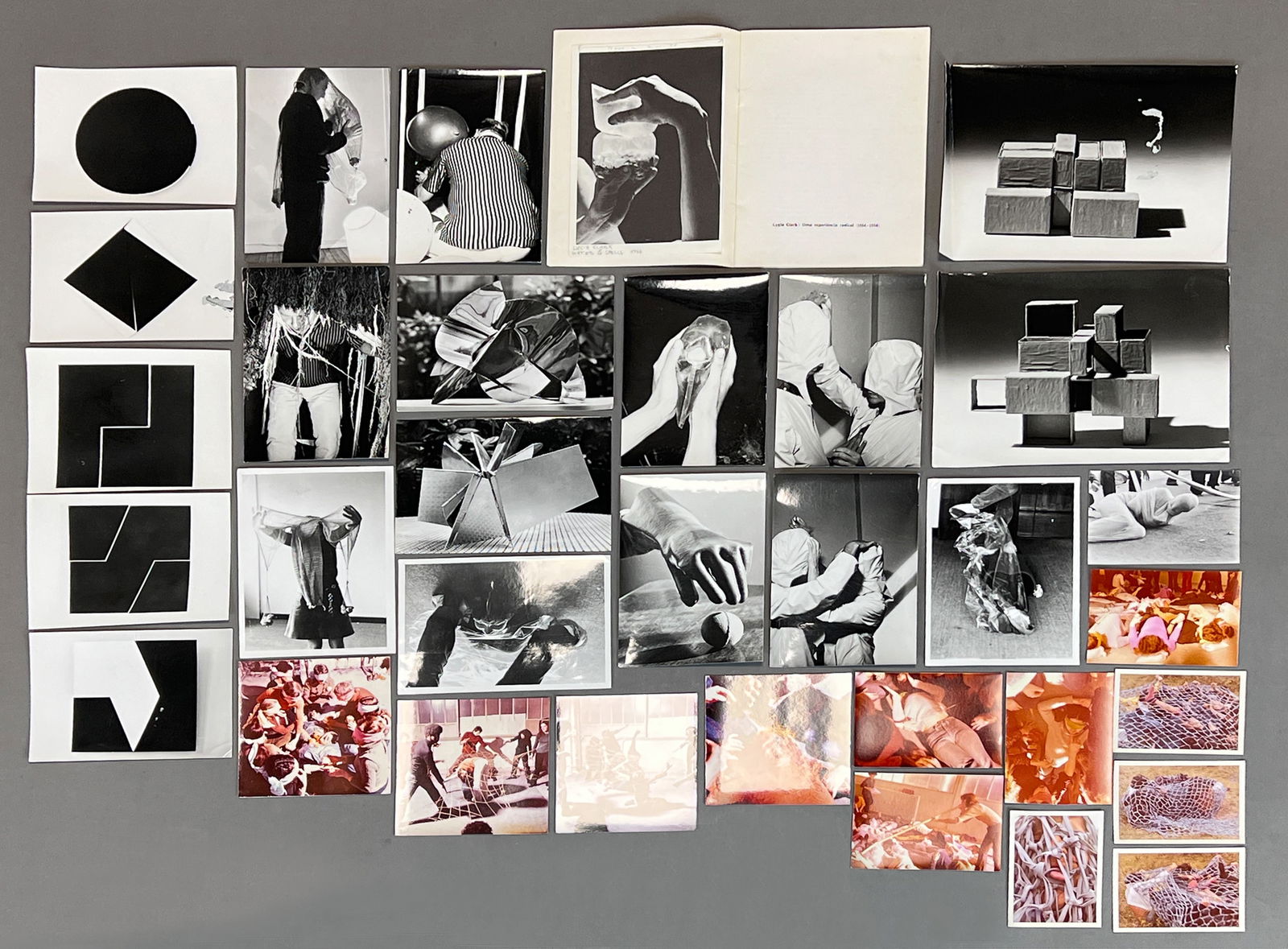 Lygia CLARK (1920 - 1988). Sammelmappe. 32 Fotografien / Abzüge. Entwürfe.: Von circa 18 cm x 24,5 cm die größten bis 7,5 cm x 10,5 cm die kleinsten Abzüge. Fotografie. 32 Abzüge. Entwürfe / Studien sowie Aktionskunst der brasilianischen Bildhauerin und Installationskün