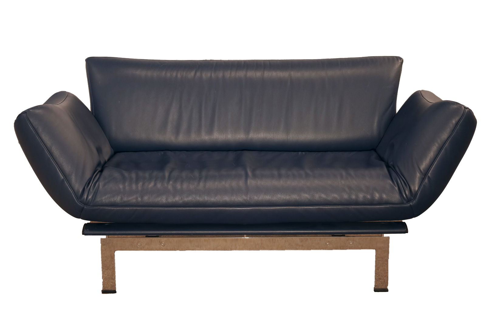 DE SEDE Zweisitzer Sofa Ds-140 aus blauem Leder. Postmodern. Design.: Circa 44 cm Sitzhöhe x circa 183 cm Breite (Sitzlänge, ausgeklappt) x 40 cm (Höhe Rückenlehne). Sofa mit blauem Lederbezug und verchromten Untergestell. Entwurf: Reto Frigg. Vintag