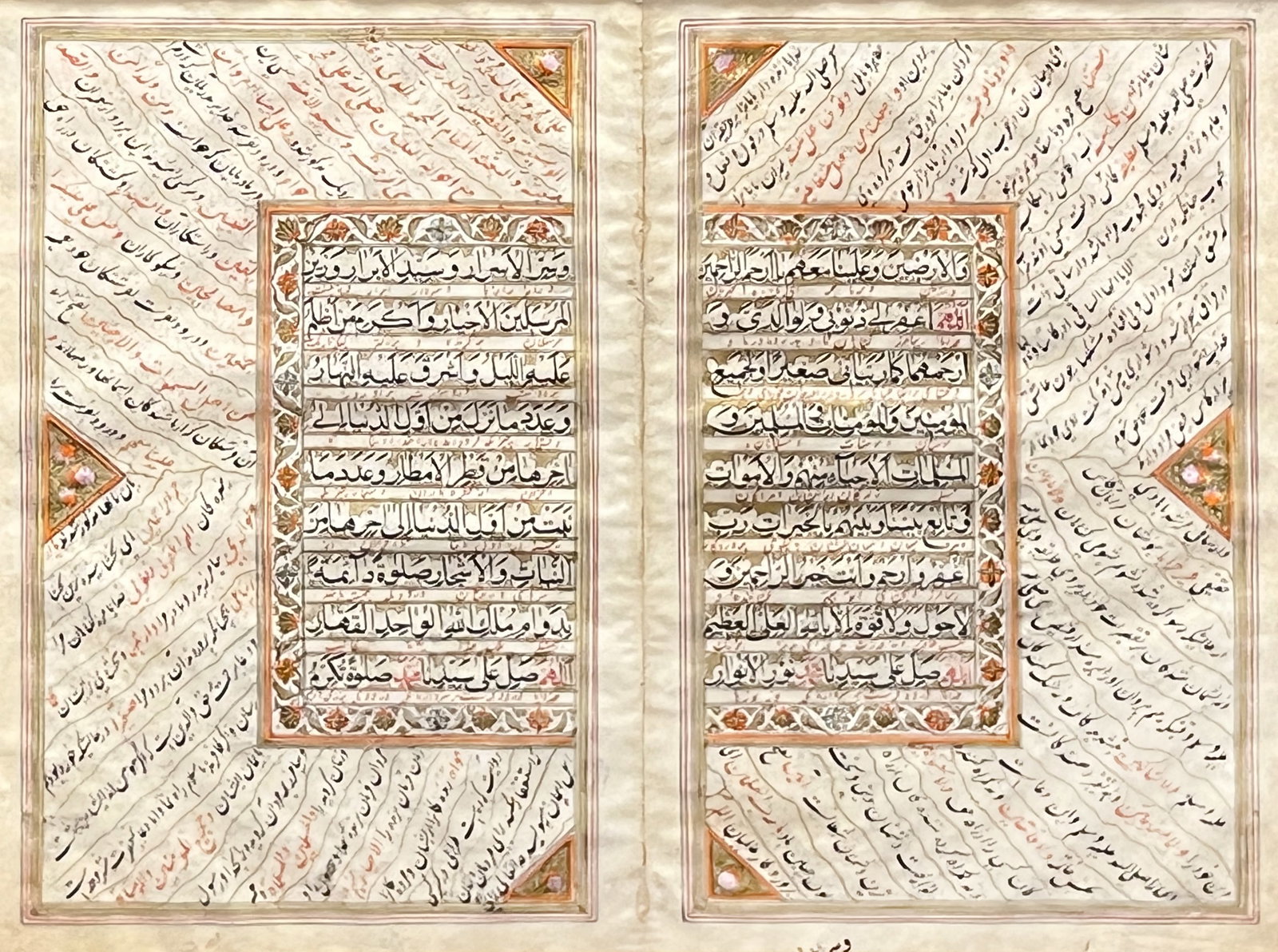 Koran-Doppelblatt. Islamische Schrift. Wohl 17. Jahrhundert.: Circa 21 cm x 27 cm der Ausschnitt. Circa 34 cm x 39,5 cm mit Rahmen. Tinte (schwarz / orange) und Gold auf Papier. Illuminiertes Doppelblatt. Koranschrift. Persien. 9 Zeilen fein ausgeführte Kal