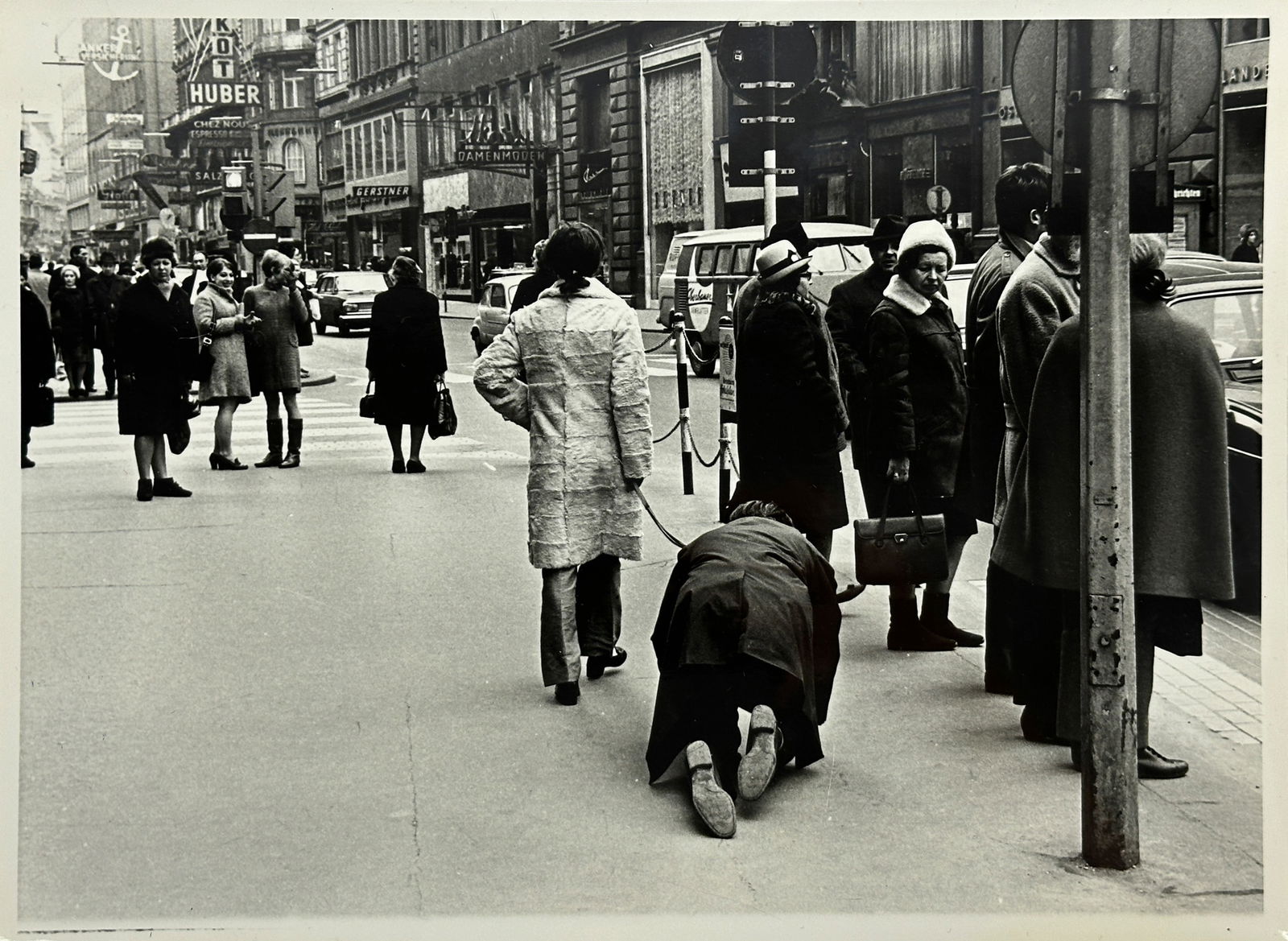 Valie EXPORT & Peter WEIBEL (XX - XXI). Abzug. "Aus der Mappe der Hundigkeit". 1968/69.: Circa 18 cm x 24 cm. Schwarzweiß-Fotografie. Fotoabzug wohl für Ausstellungskatalog. Rückseitig bezeichnet "Export / Weibel Aus der Mappe der Hundigkeit". Unten rechts datiert "13. Sept