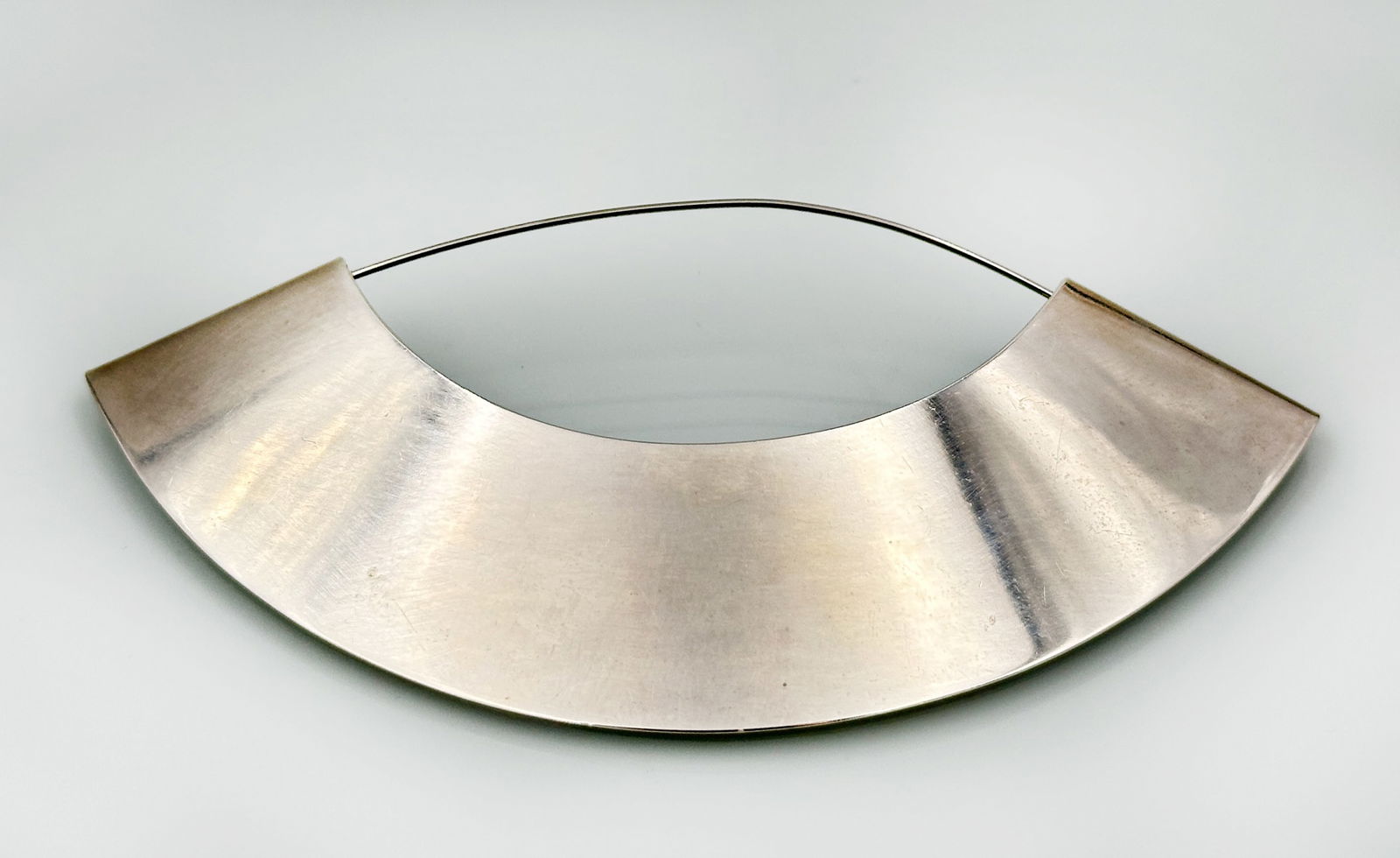 Hans HANSEN. Silberbrosche. 925er Sterling. Dänemark.: Circa 17,08 Gramm Gesamtgewicht. Circa 11 cm x 5 cm. Gepunzt: Hans Hansen / 925S / Denmark. Minimalistische, mondförmige Brosche / Anstecknadel. Entwurf: Gail Spence für Hans Hansen (1992 Te