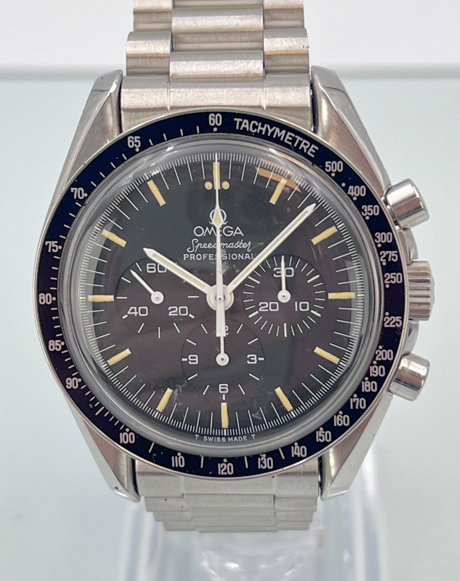 OMEGA. Speedmaster Professional. Moonwatch Apollo XI. Herrenarmbanduhr. Schweiz.: Circa 42 mm Gehäusedurchmesser ohne Krone. Ref. 3592.50.00. Kaliber 863. Chronograph. Handaufzug. Werk läuft. Edelstahlgehäuse mit Tachymeteranzeige auf der Lünette. Schwarzes Zifferblatt mit lumi