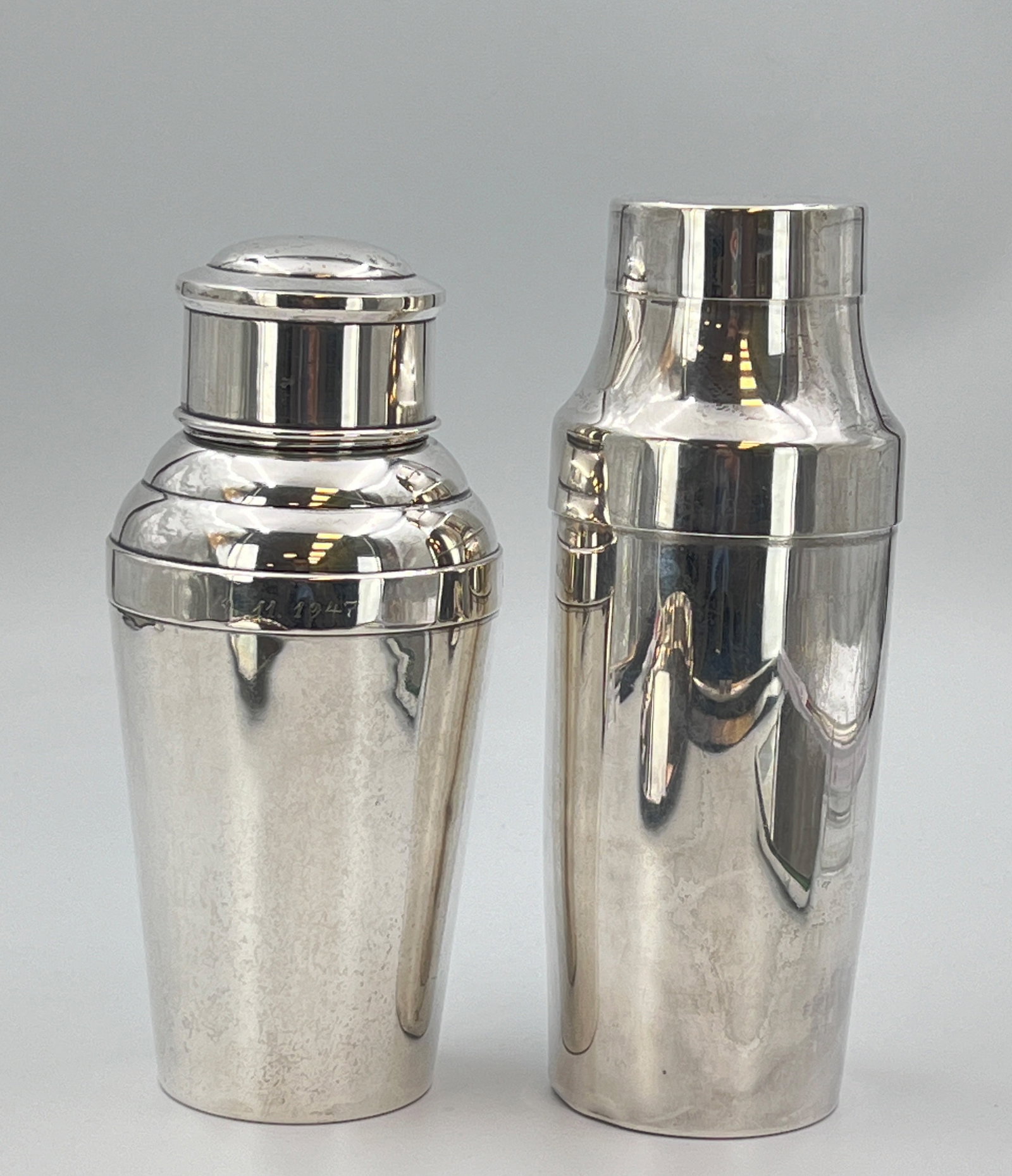 Zwei Cocktail Shaker. Nachlass Alfons Rüggemann. 835er Silber.: Circa 767 Gramm Gesamtgewicht. Circa bis 21 cm hoch. 1x mit Widmung: "Erika 9.11.1945 / Jo 9.11.47" (Nachlass Oberleutnant Alfons Rüggemann). Innen mit Vergoldungsresten. Jeweils gepunzt: Halbmon