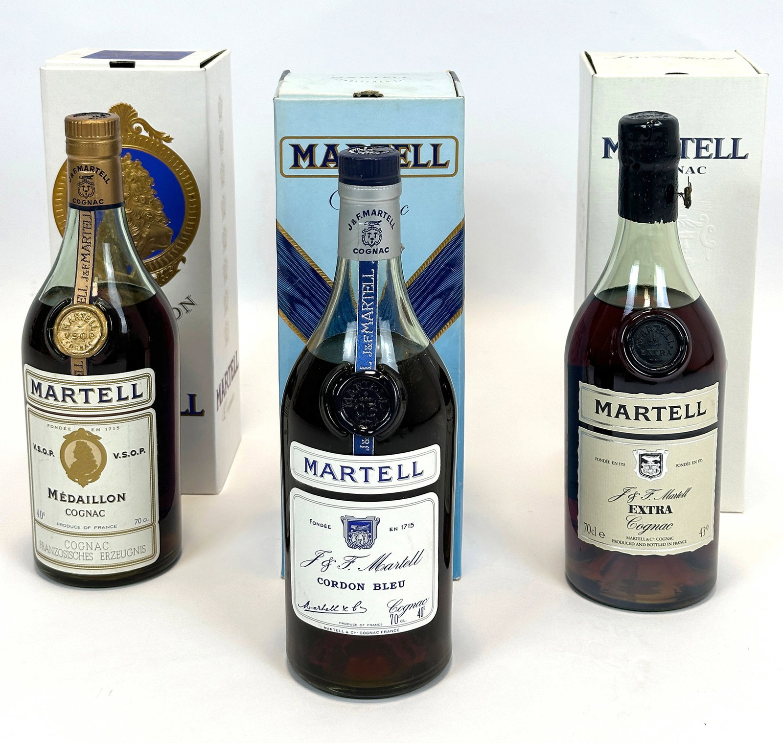 3 Flaschen MARTELL Cognac: Cordon Bleu, V.S.O.P. Medaillon und Extra.: Jeweils 0,70 l (unterschiedliche Füllmengen). In Originalkartons. Alters- und Lagerspuren. Zustand siehe Fotos. Kategorie: Spirituosen / CognacVersandbeschränkungen außerhalb der EU! Ab