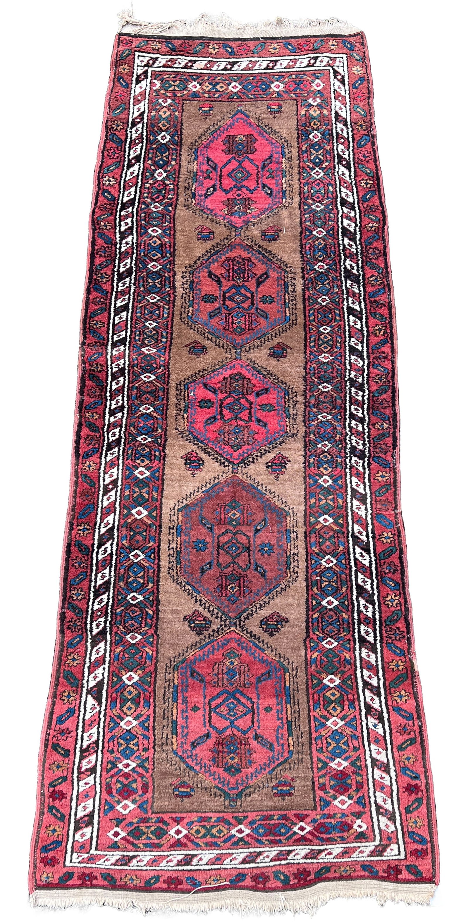 Sarab. Orientteppich. Läufer. Circa 270 cm x 96 cm. Um 1930.: Orientteppich. Iran. Perserteppich. Handgeknüpft. Wolle auf Baumwolle. Camelhaarfarbener Grundton mit 5 Medaillons. Guter Zustand in Anbetracht des Alters. Siehe Fotos. Kategorie: Teppiche und Te