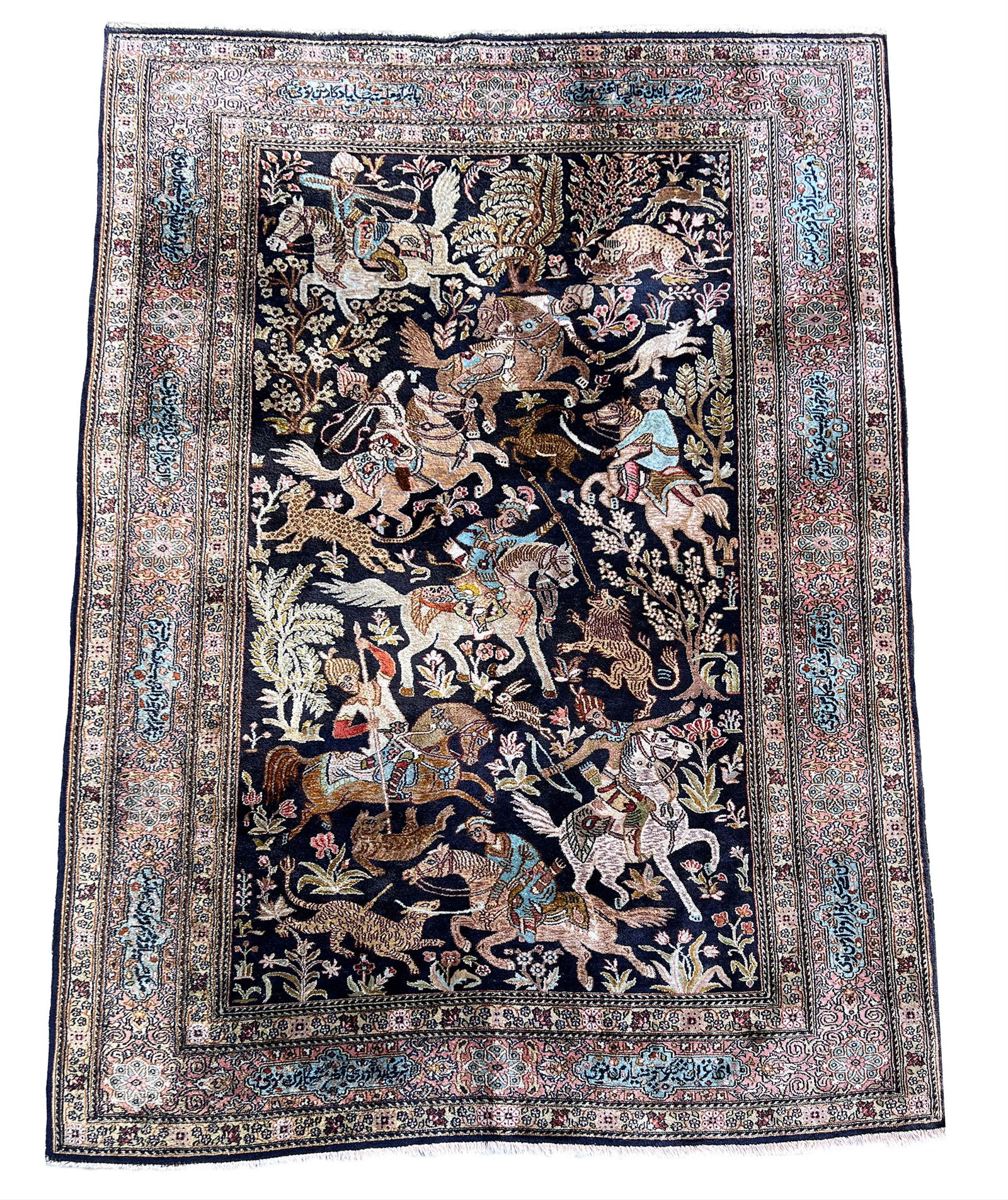 Ghom Seide. Jagdmotiv. Um 1960.: Circa 195 cm x 124 cm. Orientteppich. Iran. Perserteppich. Handgeknüpft. Seide auf Seide. Bordüre mit Kaligraphie. Aufsteigendes Jagdmotiv auf nachtblauem Grund. Fransen leicht verkürzt