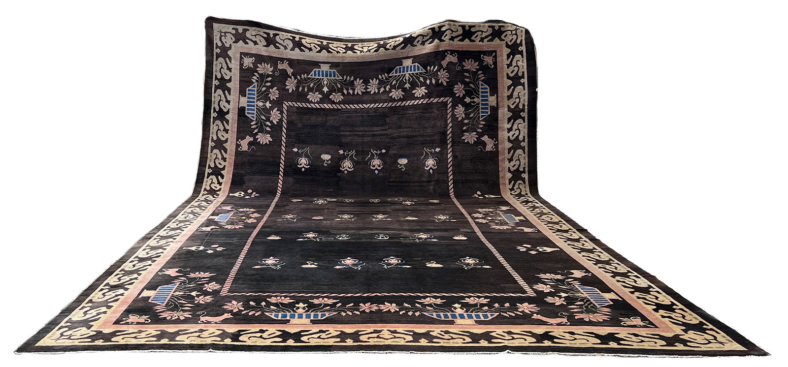 Palastteppich. China. Circa 725 cm x 444 cm. Um 1900.: Übermaßteppich. Handgeknüpft. Wolle auf Baumwolle. Seltene Farben. Schönes Motiv. Kleine Reparatur. Teils dünn im Flor. Zustand siehe Fotos. Kategorie: Teppiche und Textilien 
