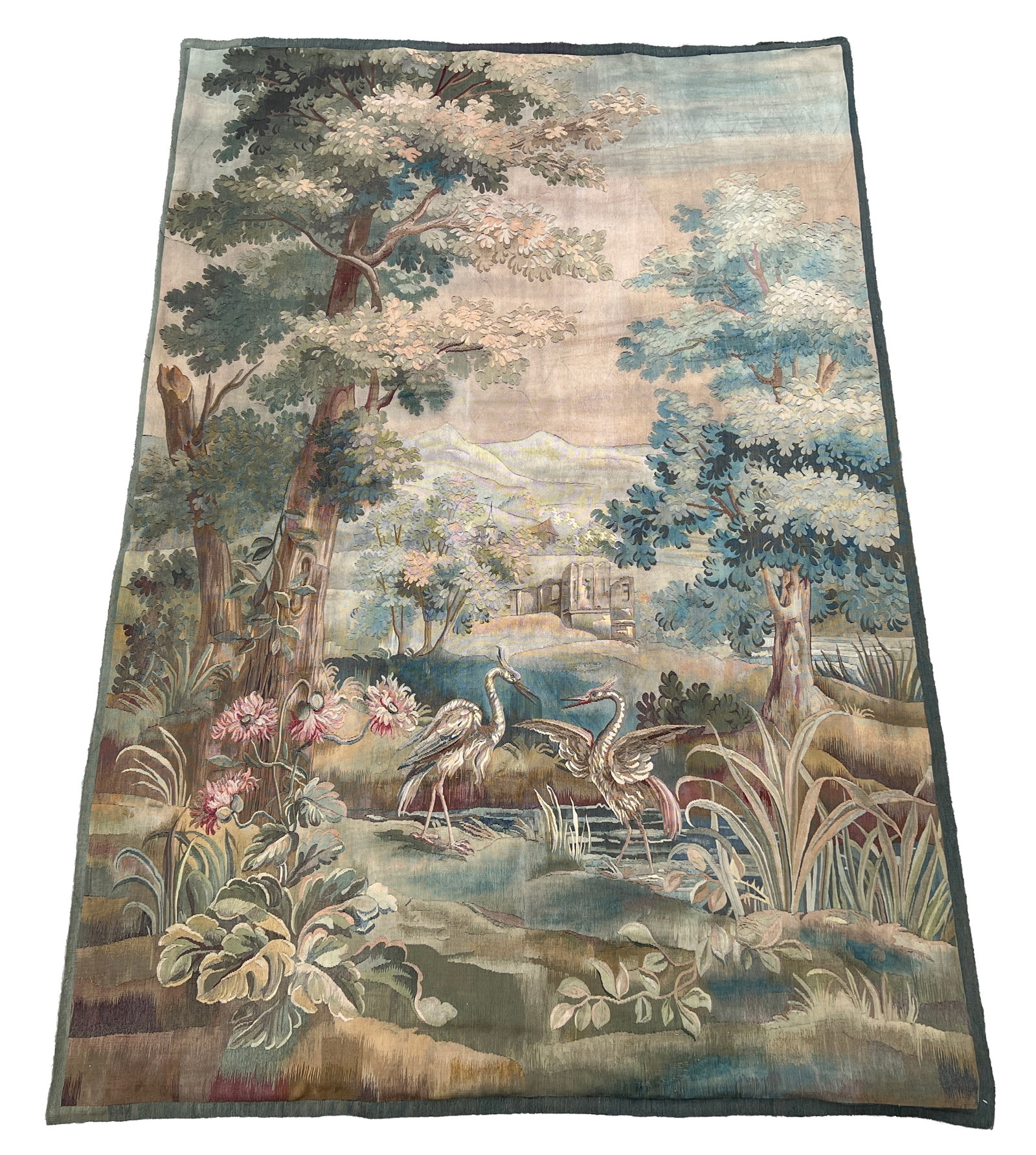 Tapisserie. Circa 277 cm x 190 cm. Aubusson, Frankreich. 19. Jahrhundert.: Handgewebt. Wolle mit Seide. Romantische Landschaftsdarstellung mit Kranichen am Teich und Ruine im Hintergrund. Guter Zustand in Anbetracht des Alters. Siehe Fotos. Kategorie: Teppiche und Textilien 