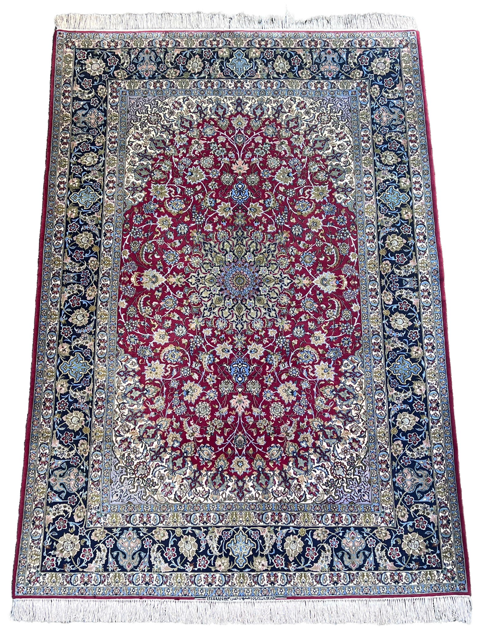 Isfahan. Orientteppich. Um 1970. Korkwolle mit Seide auf Seide.: Circa 240 cm x 160 cm. Orientteppich. Iran. Perserteppich. Handgeknüpft. Signiert. Feine Knüpfung. Fachmännisch gereinigt. Guter Zustand in Anbetracht des Alters. Siehe Fotos. Kategorie