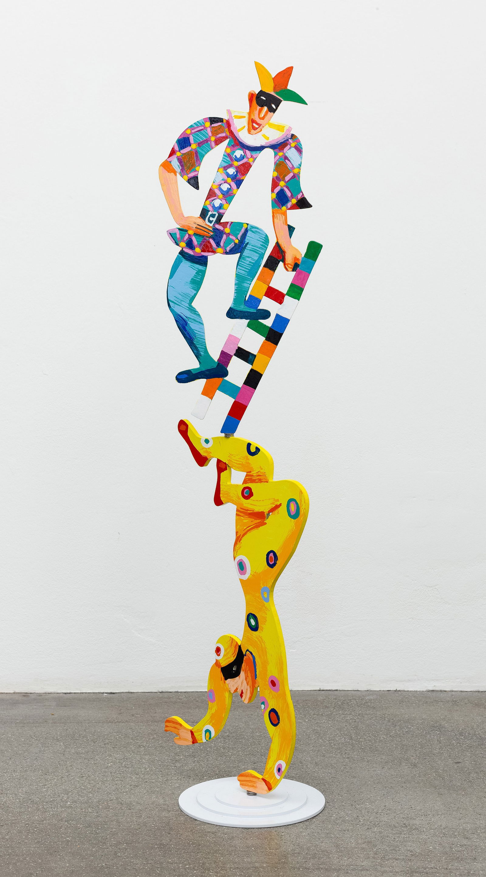 David GERSTEIN (1944). "Harlecino II". Large stand sculpture.: Circa 100 cm x 30 cm. Freistehende Standskulptur aus Metall mit Laser geschnitten. Polychrom handbemalt. Darstellung von zwei akrobatischen Harlekins. Unten mittig nummeriert 13/50. Unten rechts signi