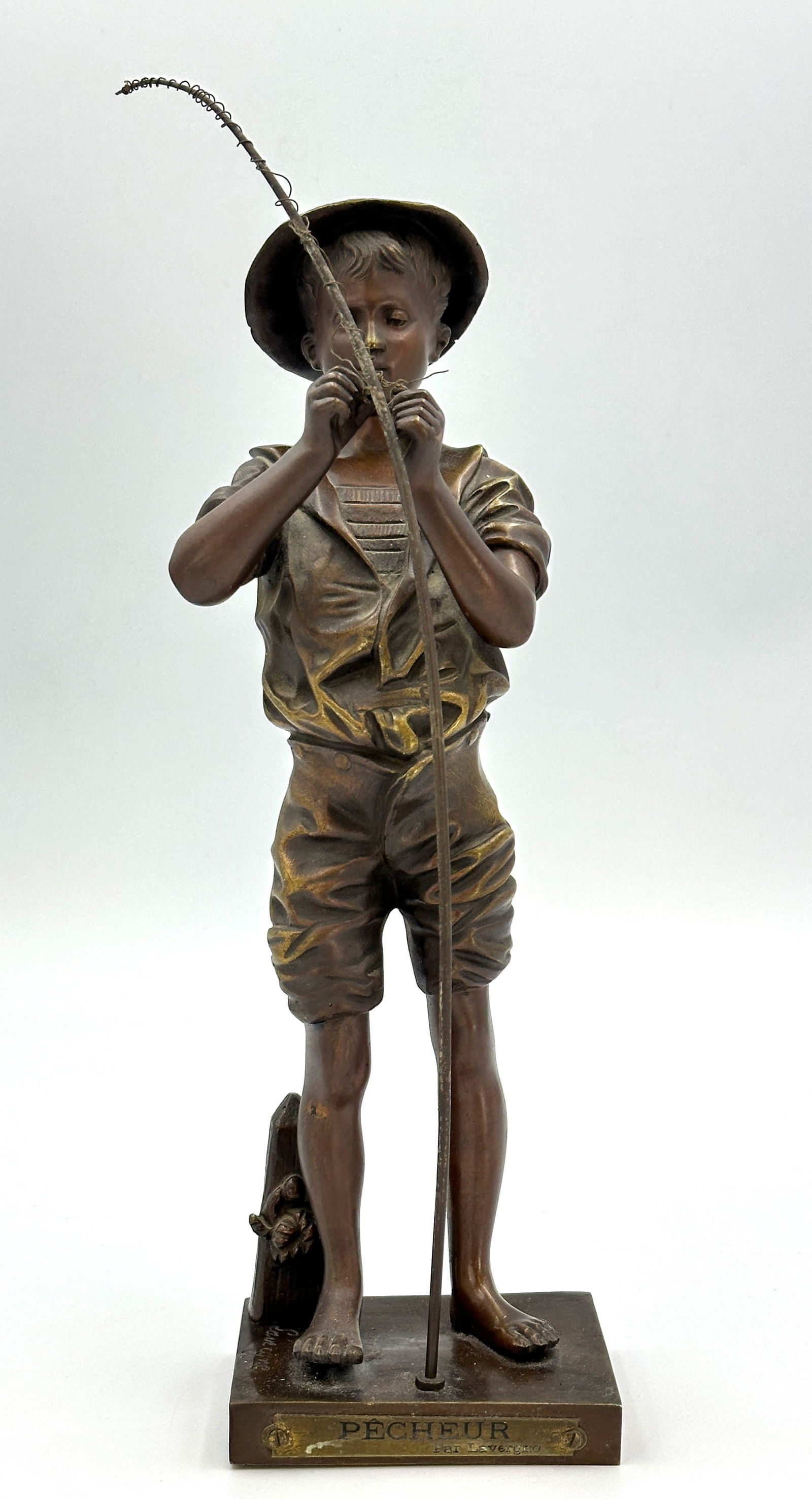 Adolphe Jean LAVERGNE (1852 - 1901). "Pêcheur" / Fisherman.: Circa 31,1 cm hoch. Bronze. Skulptur. Angelnder Knabe. Auf Plinthe signiert. Plakette mit Titel und Bezeichnung: "Pêcheur / par Lavergne". Teils beschädigt / restauriert. Zustand siehe Fotos
