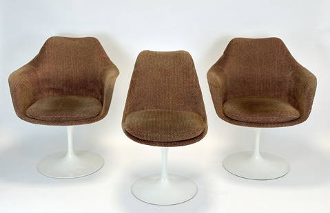 3 KNOLL INTERNATIONAL "Tulip" chairs. Eero SAARINEN.: Circa 82 cm x 67 cm x 60,5 cm die 2 Armlehnstühle. Circa 80 cm x 49 cm x 45 cm der Stuhl ohne Armlehne. Circa 45 cm die Sitzhöhe. Drehbar. Weiß lackierter "Tulpen"- Fuß aus Aluminiumguss und Fiber
