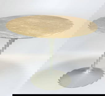KNOLL INTERNATIONAL "Tulip" dining table. Eero SAARINEN.: Circa 72,5 cm hoch x 105 cm im Durchmesser die massive Marmorplatte. Weiß lackierter "Tulpen"- Fuß aus Aluminiumguss. Unter der Tischplatte mit Pappschild bezeichnet. Modell 161. Entwurf: Eero Saari