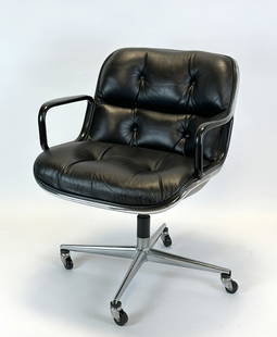 KNOLL INTERNATIONAL office chair. Charles Randolph POLLOCK. 1960s.: Circa 81 cm x 63 cm x 54 cm. Circa 50 cm die Sitzhöhe. Drehbarer Bürostuhl. Sitzschale mit verchromten Aluminiumrahmen und schwarz beschichteten Armlehnen. Schwarzer Lederbezug mit Kapitonie