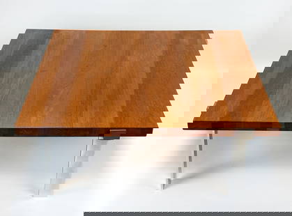 Jorgen HOJ (1925 - 1994). Coffee table. Teak. 1959.: Circa 40 cm x 100 cm x 100 cm. Couchtisch mit massiver Teakholzplatte. Gestell aus gebürstetem Bandstahl. Stabverleimt. Entwurf: Jorgen Hoj für Niels Vitsoe, Dänemark, 1959. Altersbedin