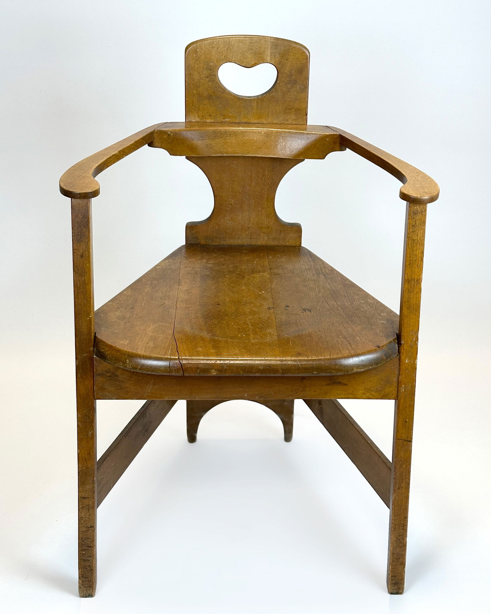 Richard RIEMERSCHMID (1868 - 1957). Armchair. Around 1900.: Circa 84,5 cm x 58 cm x 50 cm. Circa 45 cm die Sitzhöhe. 3-beiniger Armlehnstuhl aus Eiche. Zusammengesetzt aus Kanthölzern und einem Brett mit ausgesägten Halbkreisen. Entwurf: Richard