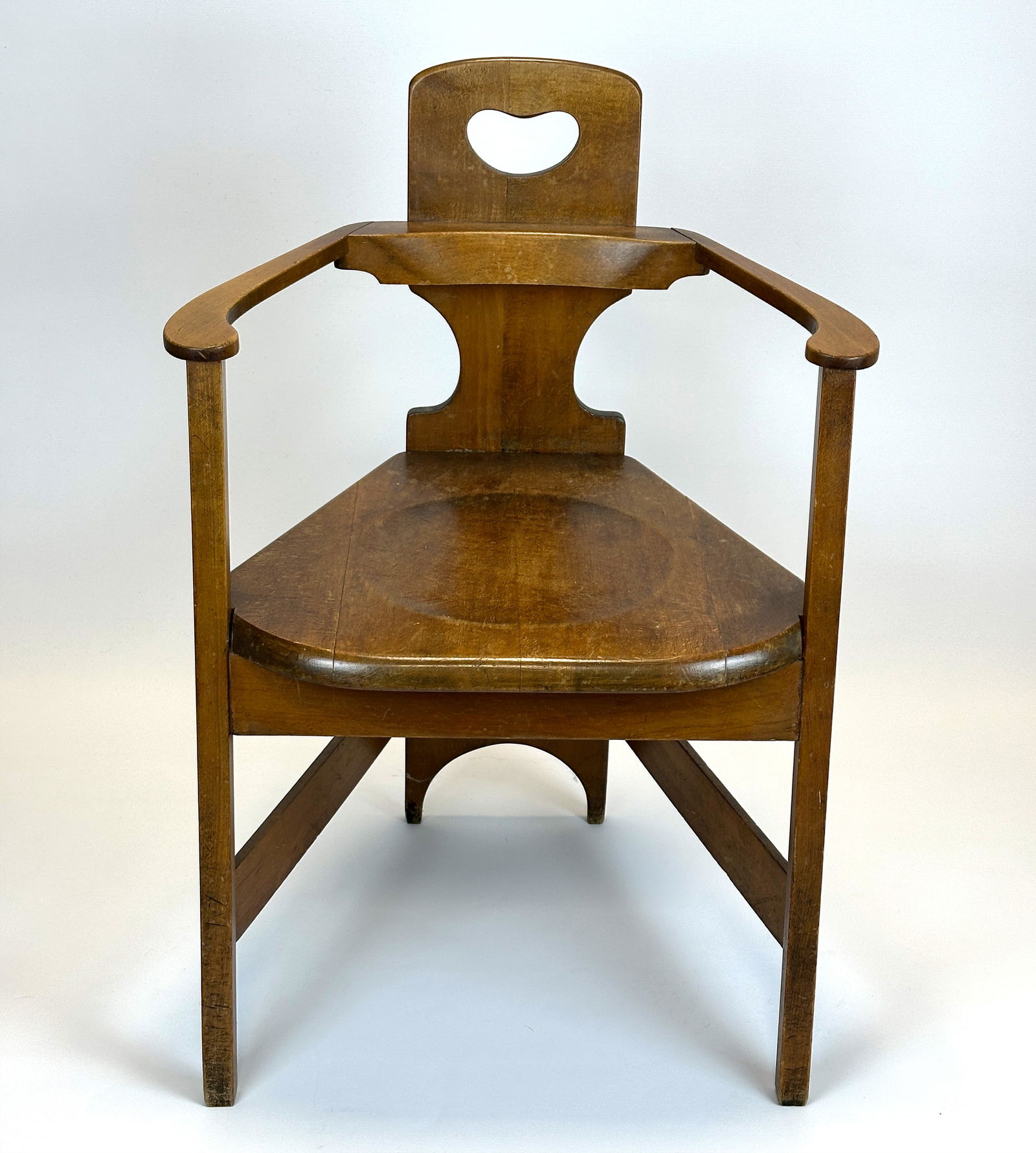 Richard RIEMERSCHMID (1868 - 1957). Armchair. Around 1900.: Circa 84,5 cm x 58 cm x 50 cm. Circa 45 cm die Sitzhöhe. 3-beiniger Armlehnstuhl aus Eiche. Zusammengesetzt aus Kanthölzern und einem Brett mit ausgesägten Halbkreisen. Entwurf: Richard