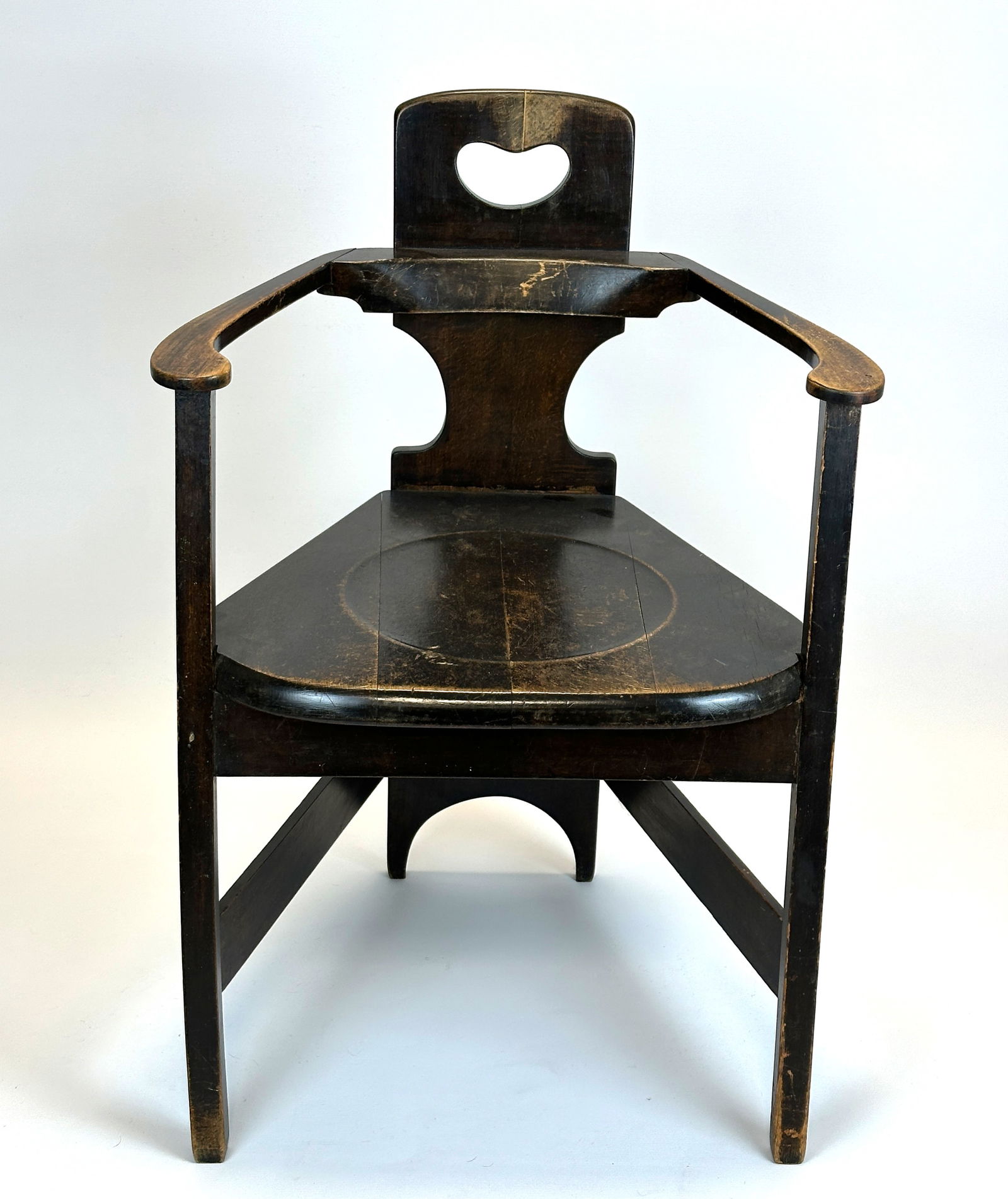 Richard RIEMERSCHMID (1868 - 1957). Armchair. Around 1900.: Circa 84,5 cm x 58 cm x 50 cm. Circa 45 cm die Sitzhöhe. 3-beiniger Armlehnstuhl aus dunkel gebeizter Eiche. Zusammengesetzt aus Kanthölzern und einem Brett mit ausgesägten Halbkreisen.