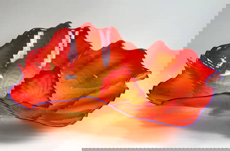 Dale Patrick CHIHULY (1941). 2-piece large glass object "Cadmium Res Persian".: Circa 40 cm hoch x 106 cm im Durchmesser. Das zweite Element circa 32 cm x 23 cm x 20 cm. Mundgeblasen. Korallenfarben mit Einschmelzungen und blauem Rand. Gewellte Form. Unterseitiger Galerie-Aufkleb