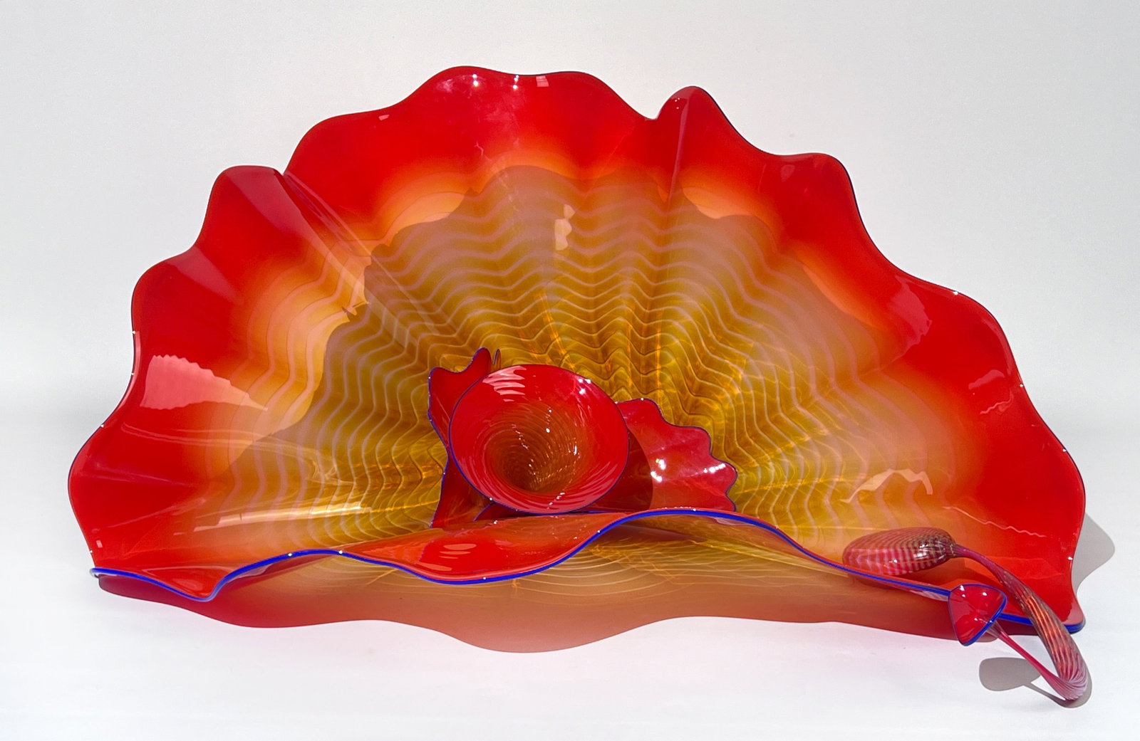 Dale Patrick CHIHULY (1941). 4-part large glass object "Cadmium Res Persian". Signed.: Circa 90 cm x 84 cm x 49 cm. Mundgeblasen. Korallenfarben mit Einschmelzungen und blauem Rand. Gewellte Formen. Das Glasobjekt kann mit einzelnen Elementen ergänzt werden (siehe Folgenummer). Keine B