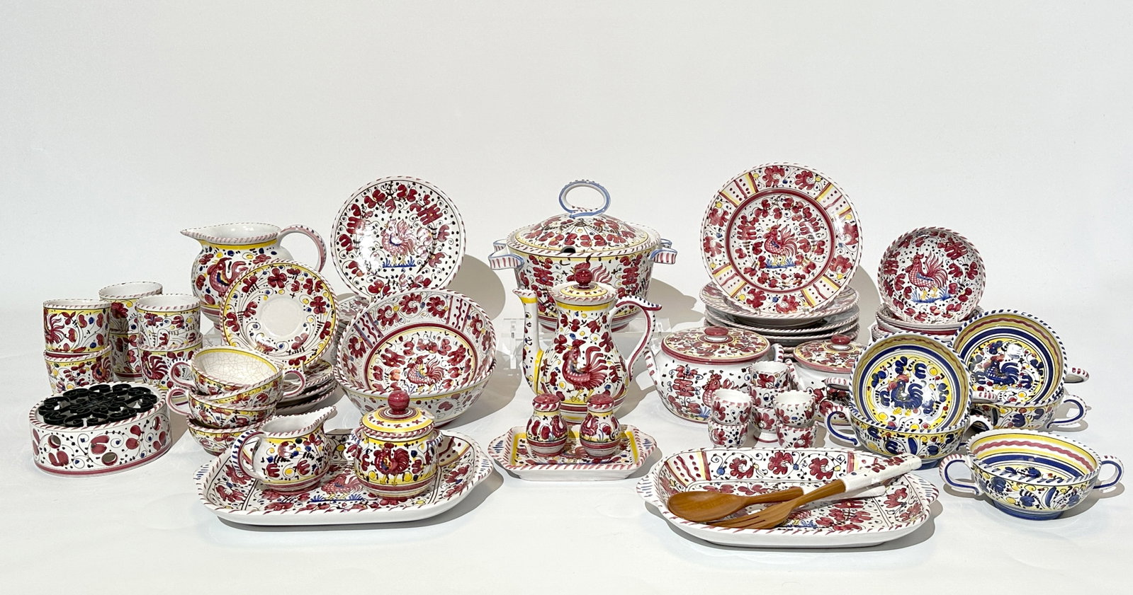 Coffee and dinner service. A.S. Deruta, Italy. "Red Rooster".: 67-teilig. Für mindestens 4 Personen. Unvollständig. 2 Suppenteller: Circa 23,5 cm im Durchmesser. 6 Speiseteller: Circa 23 cm im Durchmesser. 8 Kuchenteller: Circa 20 cm im Durchmesser. 2 kleine Sc