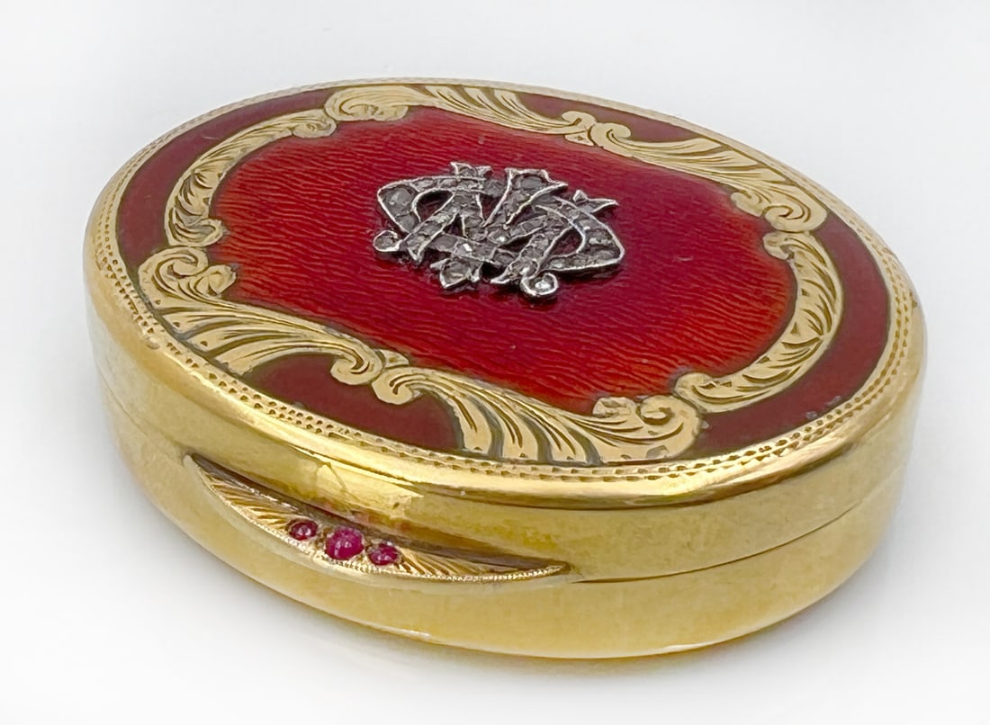 Enamelled pill box in the style of Peter Carl Fabergé. Silver. Russia. 20th century.: Circa 45,6 Gramm Gesamtgewicht. Circa 52 mm x 45 mm. Ovaler Korpus mit leicht aufgewölbtem, wellenförmig guillochierten und taubenblutrot emaillierten Scharnierdeckel. Deckel mit Initialen "F.M." (k