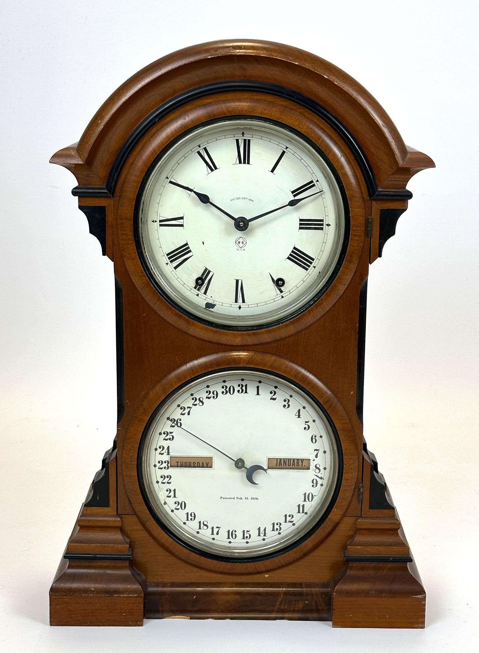 Seth THOMAS. Table clock / portal clock "Parlor Calendar". USA. 19th century.: Circa 60 cm x 40 cm x 13 cm das Gehäuse. Wohl Modell Nr. 4, circa 1886. Mahagoni, teils ebonisiert. Weiß bemalte Metall-Zifferblätter mit römischen sowie arabischen Zahlen. Hersteller bezeichnet.