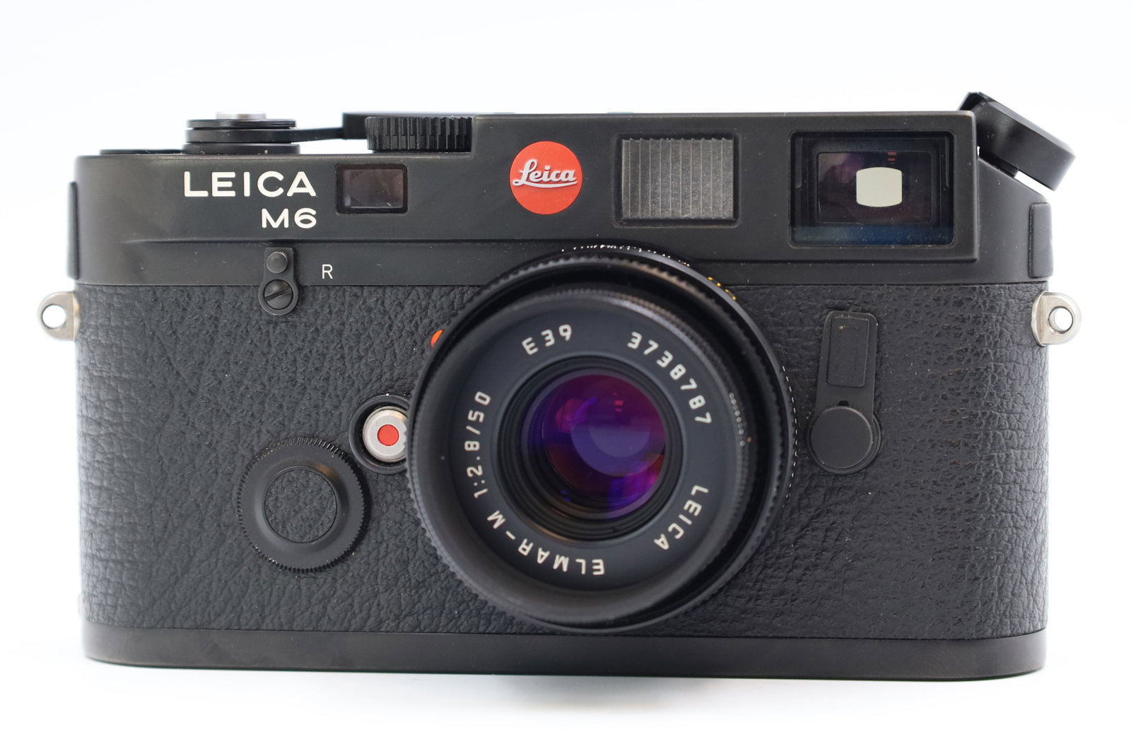 LEICA. M6. Analogue 35 mm rangefinder camera with Elmar-M 1:2.8 / 50.: Circa 8 cm x 14 cm das Kameragehäuse. Seriennummer 2288784. Schwarzes Metallgehäuse ummantelt mit schwarzem Leder. Leica M-Bajonett. Verschlussmechanik geprüft. Inklusive Leica Elmar-M 