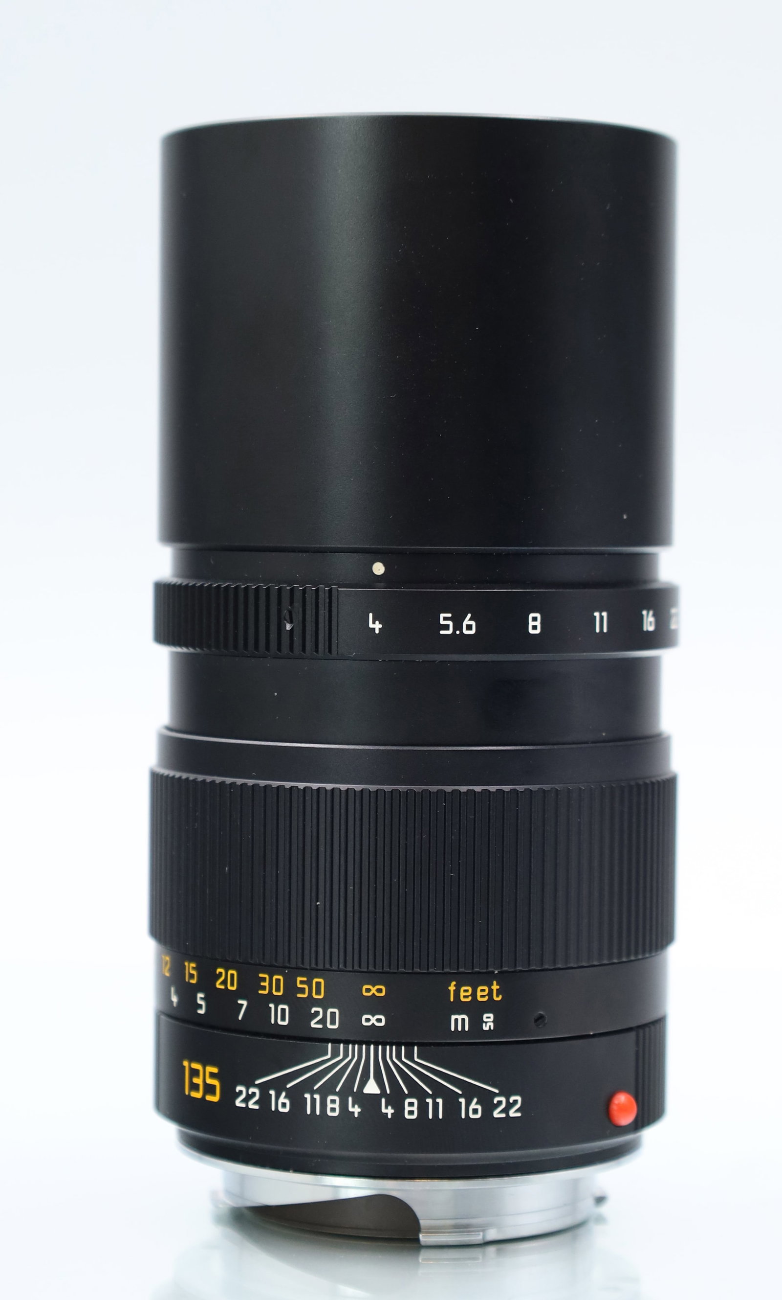 LEICA. Tele-Elmar-M. 1:4 / 135. Lens. M-Bajonett.: Circa 11,5 cm x 5,5 cm groß. Objektiv aus Metall. 135mm f/4. Leica M-Mount. Mechanik des Fokus- und Blendenrings geprüft. Inklusive Originallederetui. Sonnenblende ausziehbar Staubeinschl
