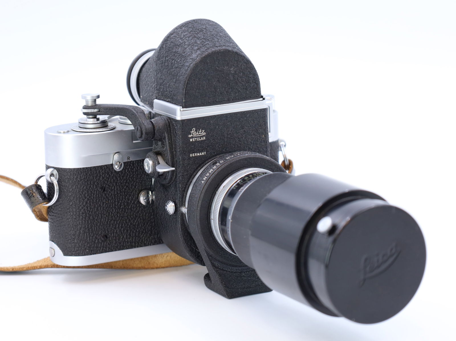 LEICA. M1. Set with Visoflex II and Telyt 4.5/20cm lens. Analogue camera.: Circa 7,5 cm x 14 cm das Gehäuse. Kleinbild-Messsucherkamera mit Zubehör. Silbernes Kameragehäuse aus Chrom. Schwarzer Visoflex mit M-Mount Adapter für Telyt 20cm/4.5 mit Schraubge