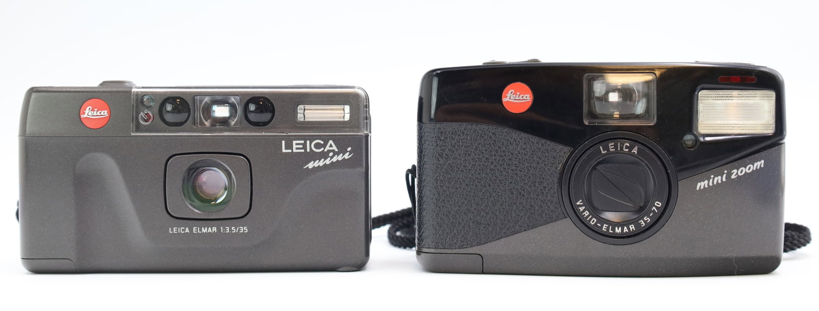 LEICA. Mini and Zoom Mini. 2 analogue cameras. Wetzlar.: Bis circa 7 cm x 12,5 cm das Kameragehäuse. Kunststoffgehäuse. Leica Mini mit Elmar 35mm f/3.5 (mit Glaspilz). Leica Mini Zoom mit 35-70mm f/4-7.6. Inklusive einem Leica-Lederetui, Trageriem