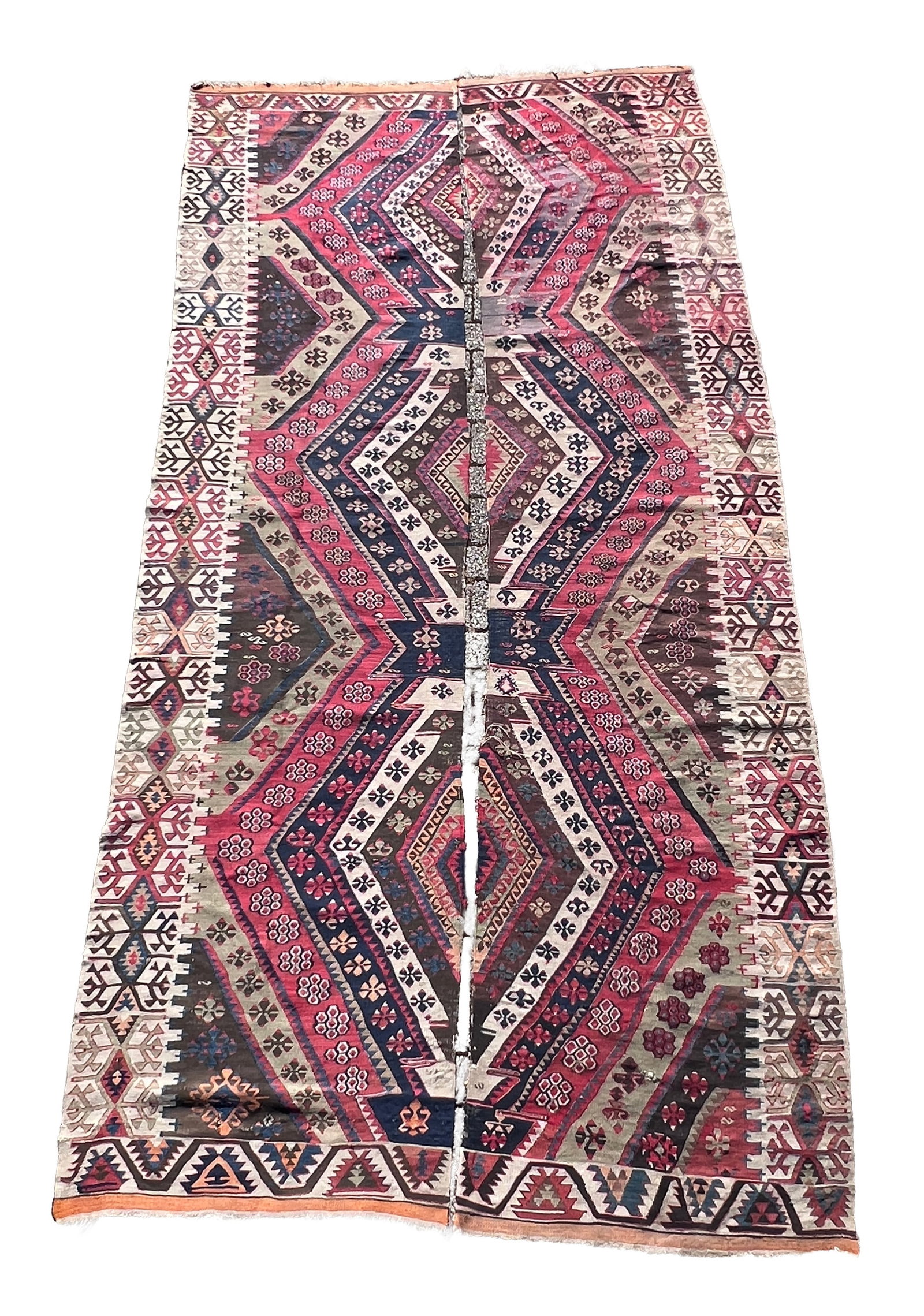 Two-panel kilim. Turkey. Approx. 375 cm x 180 cm. Circa 1910.: Handgewebt. Wolle auf Wolle. Farben teils verblasst. Kanten stellenweise offen. Zustand siehe Fotos. Kategorie: Teppiche und Textilien Hand-woven. Wool on wool. Colors partially faded. Edges open in p