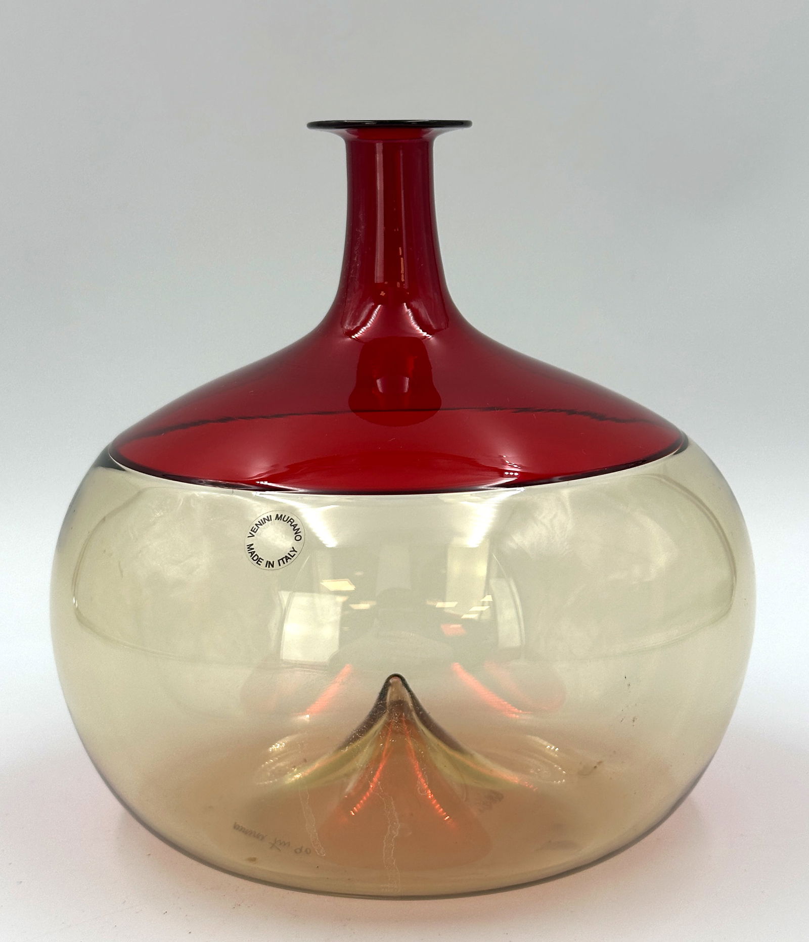 Tapio WIRKKALA (1915 - 1985). "Bolla". Venini Murano Glasvase. 1966/68. Tapio WIRKKALA (1915 -: Approx. 20 cm x 20 cm in diameter. Round glass object. Red, amber and transparent. With a short neck and flat flared mouth. Made using the ‘incalmo’ technique. Glass masses fused together.