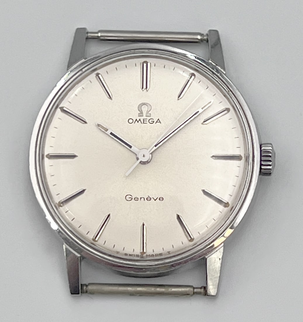 OMEGA Seamaster Genève. Herrenarmbanduhr. OMEGA Seamaster Genève. Men's wristwatch.: Approx. 33 mm case diameter without crown. Stainless steel. Hand-wound. Silver-coloured dial with markings. Movement is running. Accuracy not tested. Without strap. Condition as shown in photos.