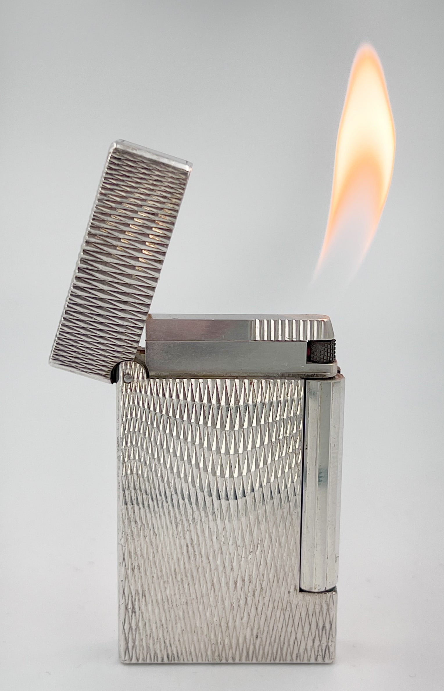 ST. DUPONT Feuerzeug. Wohl Linie D. Frankreich. ST. DUPONT lighter. Probably Line D. France.: Approx. 55 mm x 32 mm. Silver-plated. Fish skin look. No. 18EHA10. Warranty card from 1993. Repair warranty from 1997. Instruction manual included. In working order. No box. Condition as shown in phot