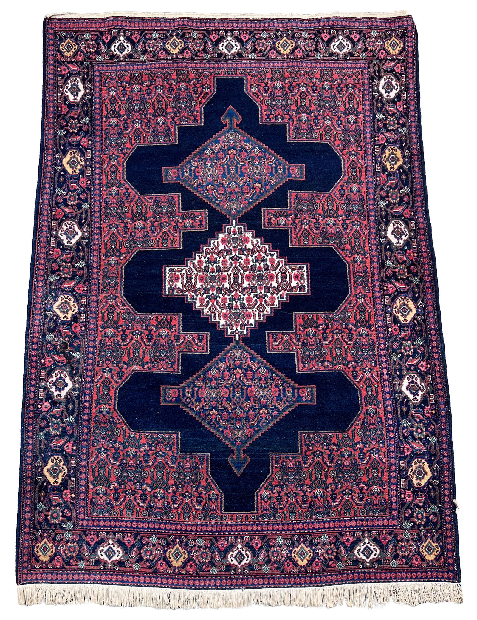 Senneh. Orientteppich. Circa 200 cm x 135 cm. Um 1950. Senneh. Oriental carpet. Approx. 200 cm x 135: Oriental carpet. Iran. Persian carpet. Hand-knotted. Wool on cotton. Condition as shown in photos. Needs cleaning. Category: Carpets and textiles