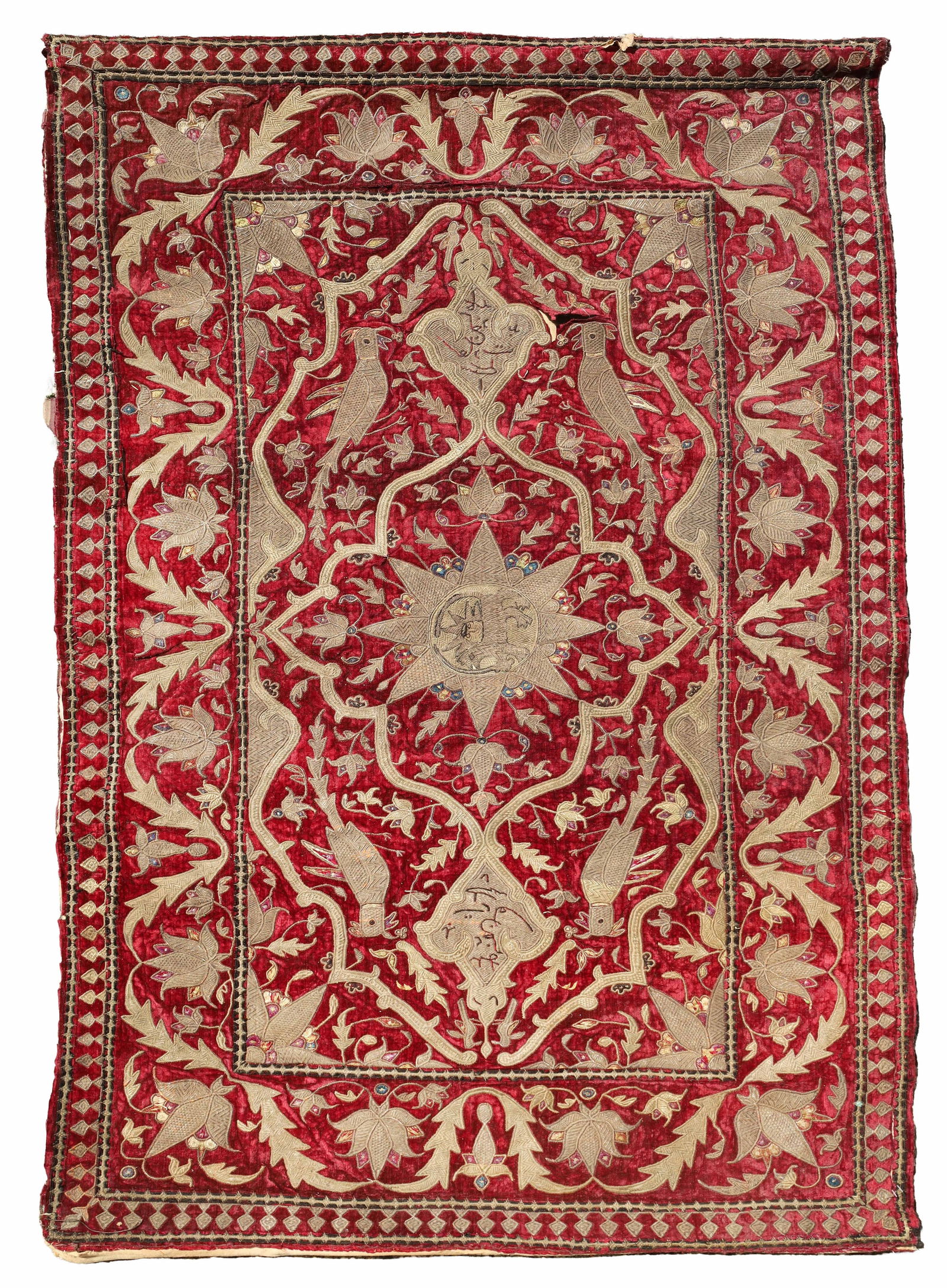 Antikes Textil. Circa 135 cm x 86 cm. Osmanisches Reich. Um 1800. Antique textile. Approx. 135 cm x: Dark red velvet with metallic embroidery. Depiction of birds, lion coat of arms and stars. With floral decoration and Arabic inscription. Backed with cotton fabric. This is badly damaged. Age-related