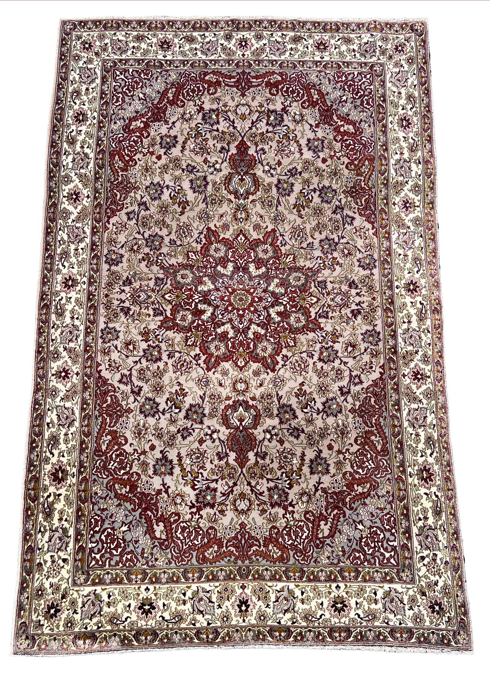 Isfahan. Fein. Circa 255 cm x 158 cm. Um 1970. Isfahan. Fine. Approx. 255 cm x 158 cm. Circa 1970.: Oriental carpet. Iran. Persian carpet. Hand-knotted. Cork wool on silk, decorated with silk. See photos for condition. Category: Carpets and textiles Provenance: Rug comes from a business liquidation.