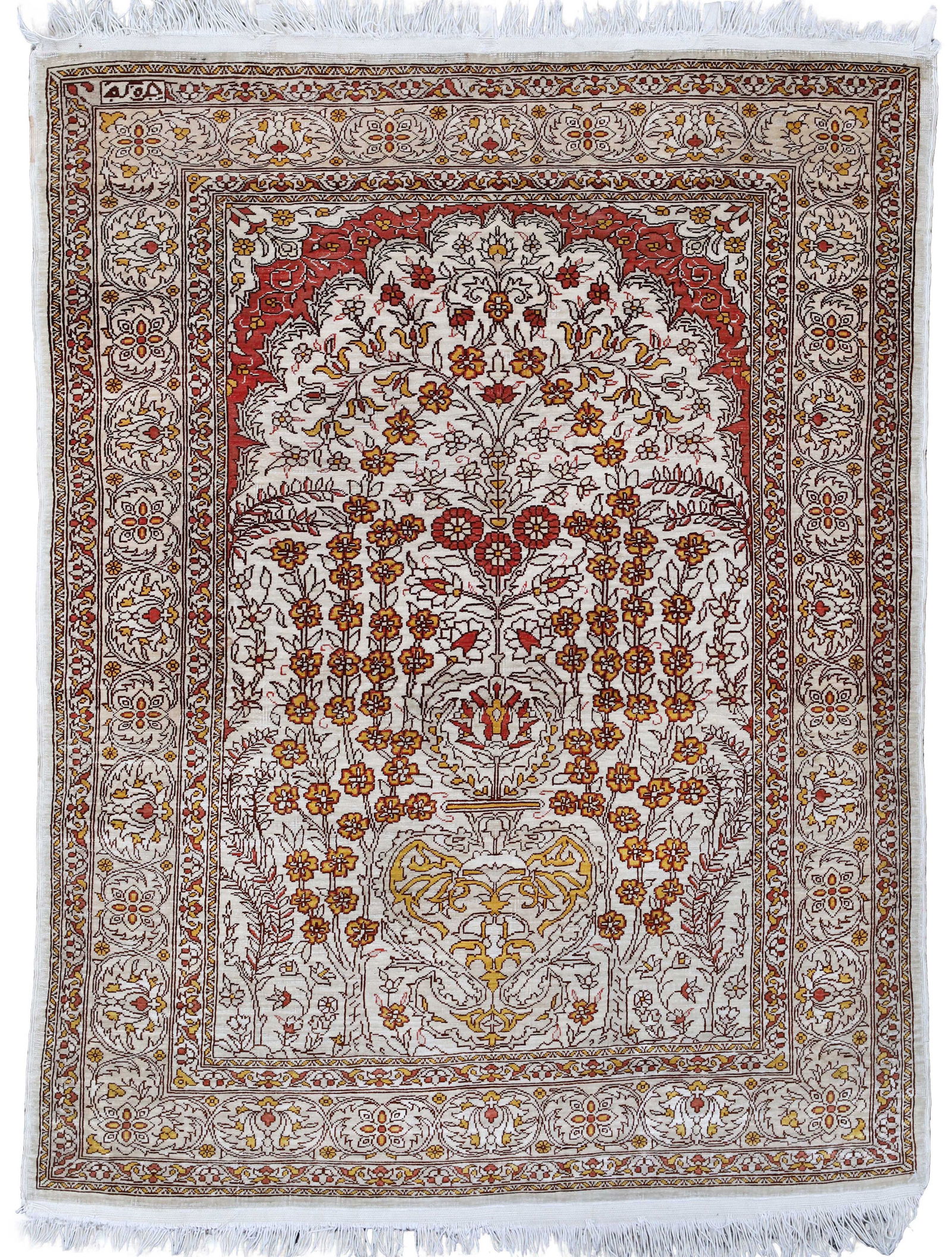 Hereke Seide. Türkei. Signiert. Circa 80 cm x 67 cm. Um 1960. Hereke silk. Turkey. Signed. Approx.: Oriental carpet. Hand-knotted. Silk on silk. Fringed sides partly open. Signs of wear. Condition as shown in photos. Category: Carpets and textiles