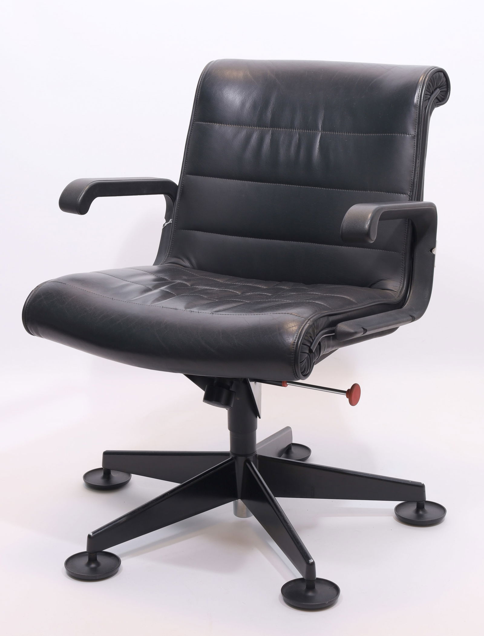 Richard SAPPER (1932 - 2015). Office swivel chair. Knoll International. Circa 1979.: Approx. 100 cm x 65 cm x 62.5 cm. Seat height approximately 48–59 cm. Swivel office chair with armrests, dark metal frame, on a five-pointed star base supported by large round black metal glides