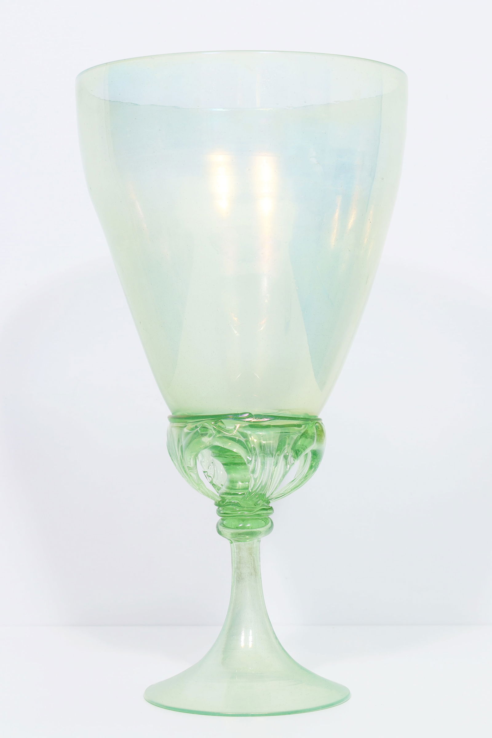 Andrea RIODA (19th–20th century). Venini Murano cup vase. Italy. Circa 1920.: Approx. 42 cm high. Large trophy vase made of light green, bubbly transparent glass with lustre, hollow base with nobi. The cup is supported by a short stem and 4 ribbed arms. Base signed ‘Venin