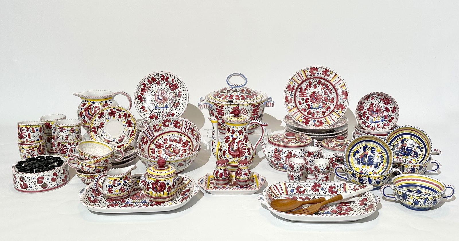 Coffee and dining service. A.S. Deruta, Italy. ‘Red Rooster’.: 67 pieces. For at least 4 people. Incomplete. 2 soup plates: approx. 23.5 cm in diameter. 6 dinner plates: approx. 23 cm in diameter. 8 cake plates: approx. 20 cm in diameter. 2 small bowls: approx. 2