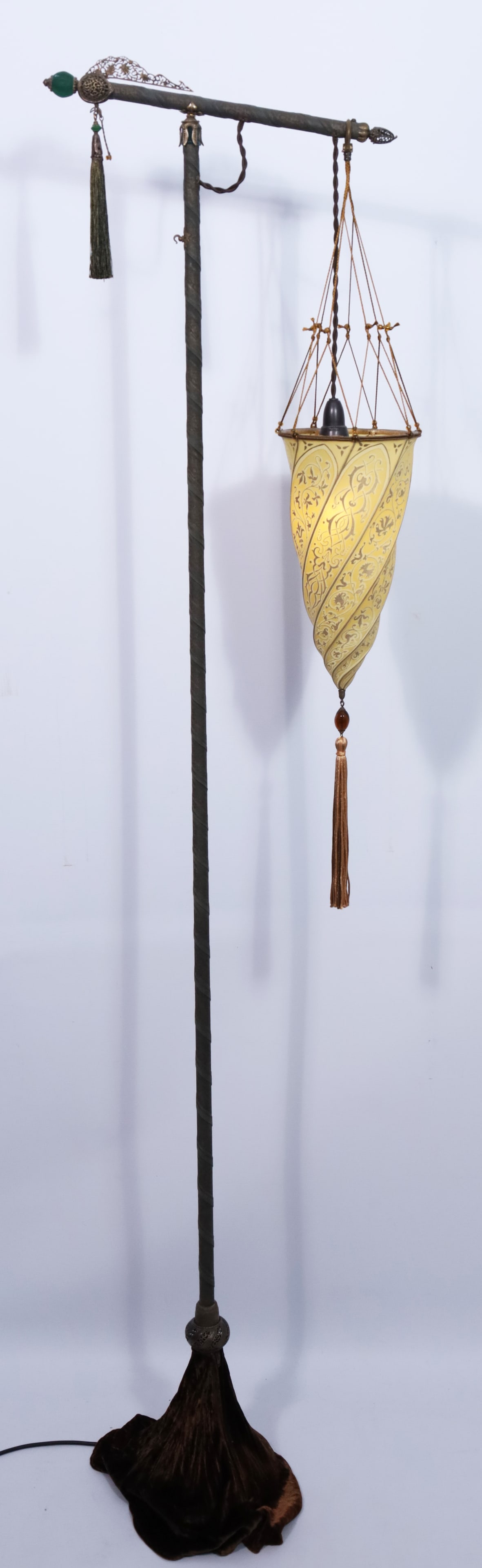 Mariano FORTUNY Y MADRAZO (1871 - 1949). Silk floor lamp ‘Cesendello’. Venetia Study.: Approx. 172 cm high. Single-bulb floor lamp ‘Cesendello’ with spiral silk shade in oriental and Renaissance design. Metal stand with silk tassels and gold-plated metal fittings. Manufactur