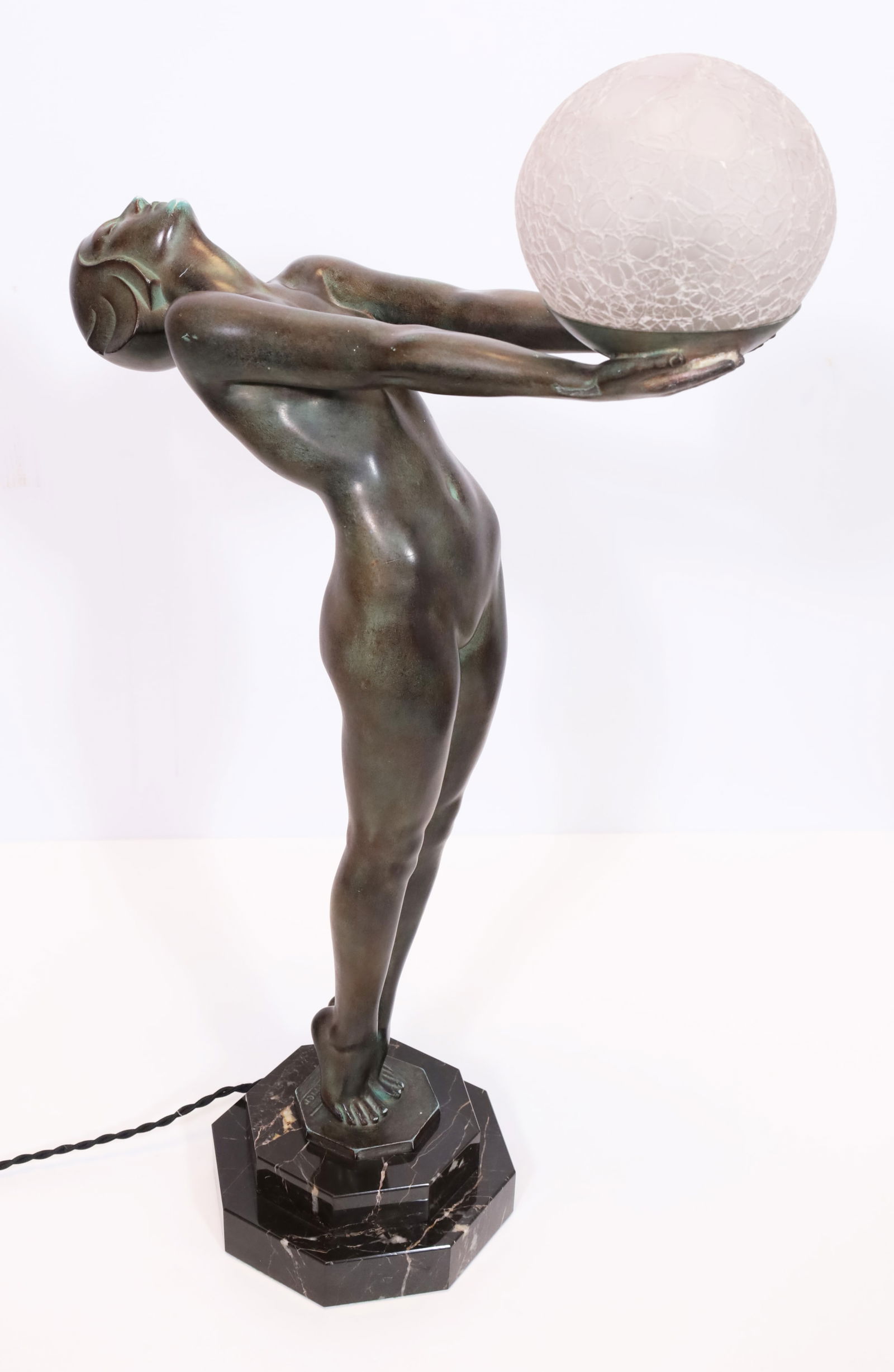 Max LE VERRIER (1891 - 1973). Large ‘Lampe-Le Clarté’ lamp. Art Deco.: Approx. 54 cm from the base to the tip of the nose. Approx. 65 cm to the glass ball. Figurative representation of a female nude, probably made of patinated cast metal (?) with outstretched arms, carry