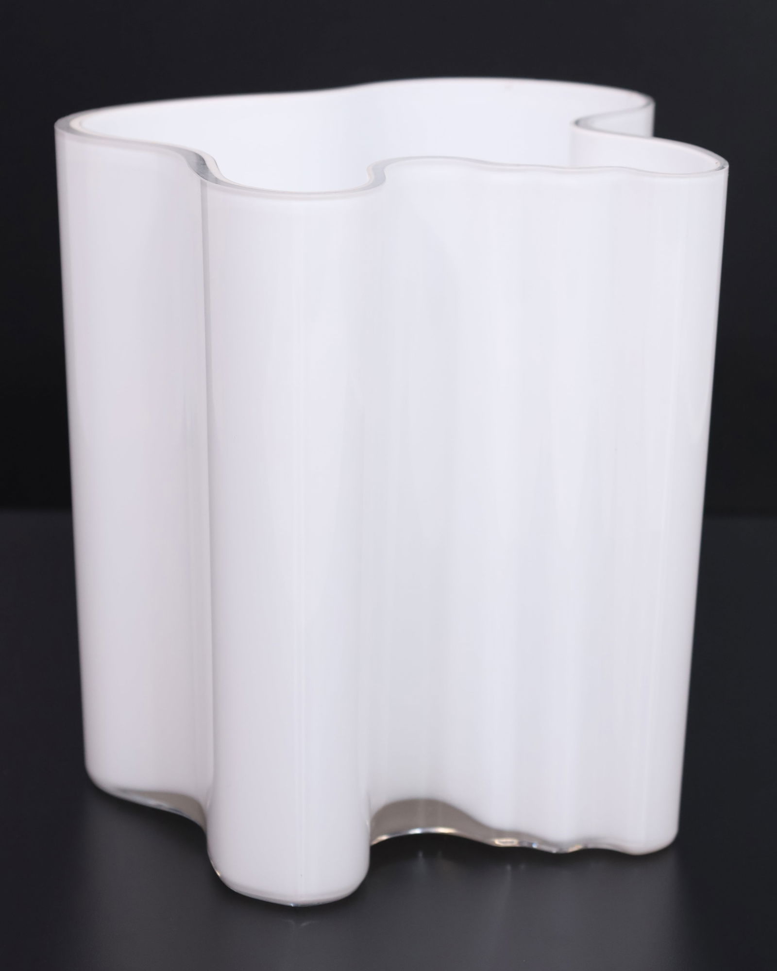 Alvar AALTO (1898 - 1976). Glass vase “Savoy.” ITTALA. (1 of 12)