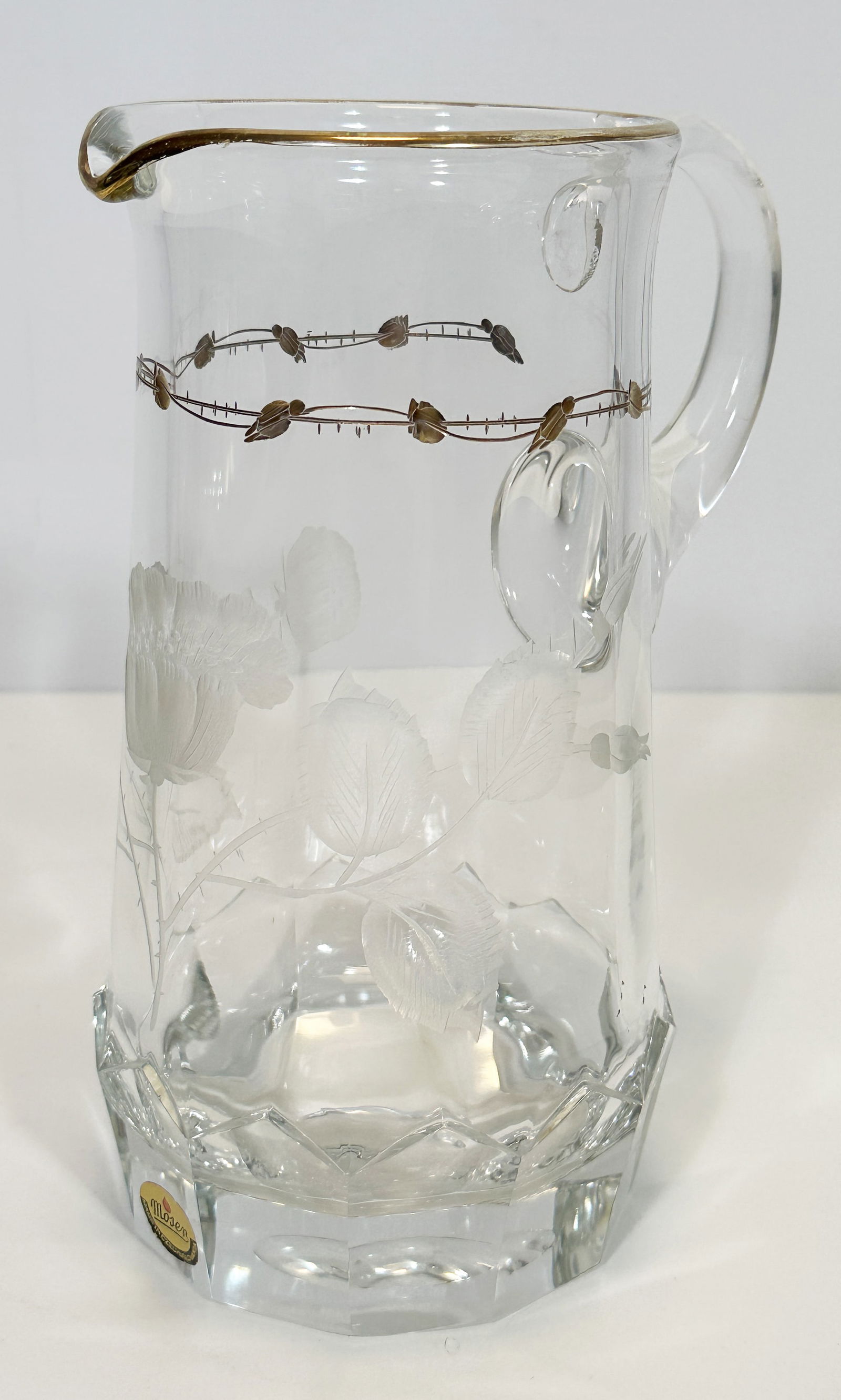 MOSER. Crystal carafe. ‘Paula’. Rose cut. Karlsbad.: Approx. 25 cm high. Carafe. Crystal glass with rose cut, cold gold border and rim made of 24 carat gold. Etched signature on the underside. Moser glassworks, Karlovy Vary, Czechia. Slight abrasion on
