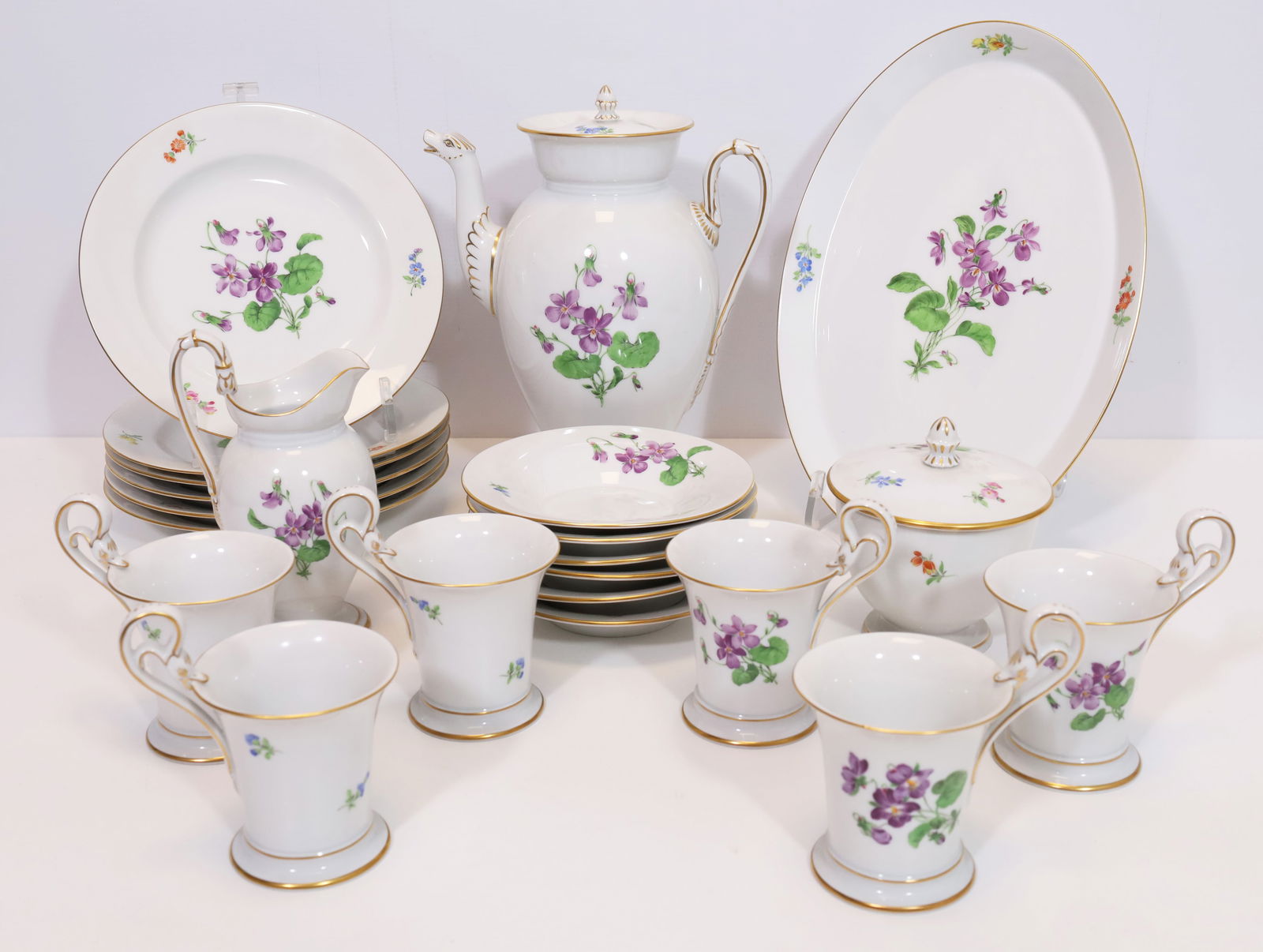 MEISSEN. 22-piece mocha service. Violet. Swan neck. First choice.: For 6 people. Consisting of: 6 mocha cups (approx. 10.5 cm high with handles). 6 saucers. 6 cake plates (approx. 19 cm in diameter). 1 coffee pot (approx. 23 cm high). 1 milk jug (approx. 14.5 cm high